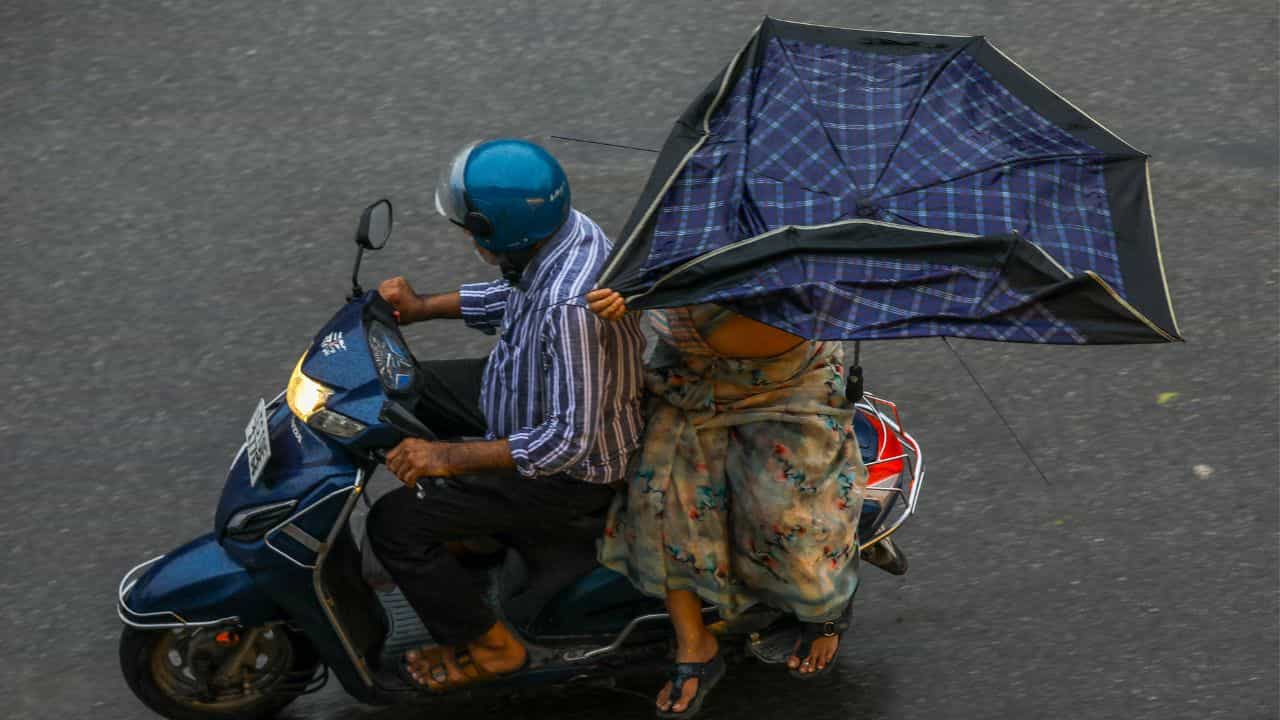 Kerala Rain Alert: പേമാരി കനക്കുന്നു! സംസ്ഥാനത്ത് 4 ജില്ലകളിൽ ഓറഞ്ച് അലർട്ട്; ശക്തമായ കാറ്റിനും സാധ്യത