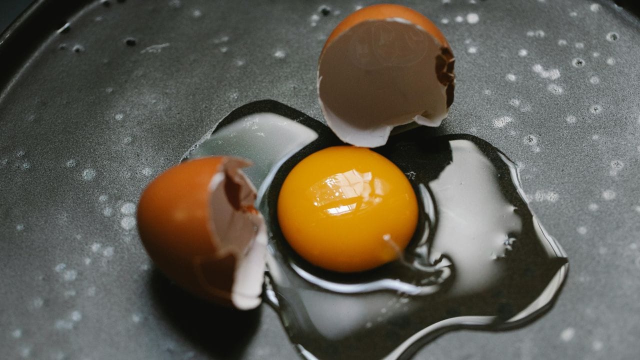 വേവിക്കാതെ മുട്ട കഴിക്കുന്നത് അണുബാധയുടെ സാധ്യത വർധിപ്പിക്കും. വേവിച്ച മുട്ടയേക്കാൾ പച്ചമുട്ട ദഹിക്കാൻ പ്രയാസമാണ്. ഇത് ശ്വസന ബുദ്ധിമുട്ടുകൾക്കും കാരണമായേക്കാം. അതിനാൽ തന്നെ, മുട്ട വേവിച്ചു കഴിക്കുന്നതാണ് കൂടുതൽ നല്ലത്. (Image Credits: Pexels)