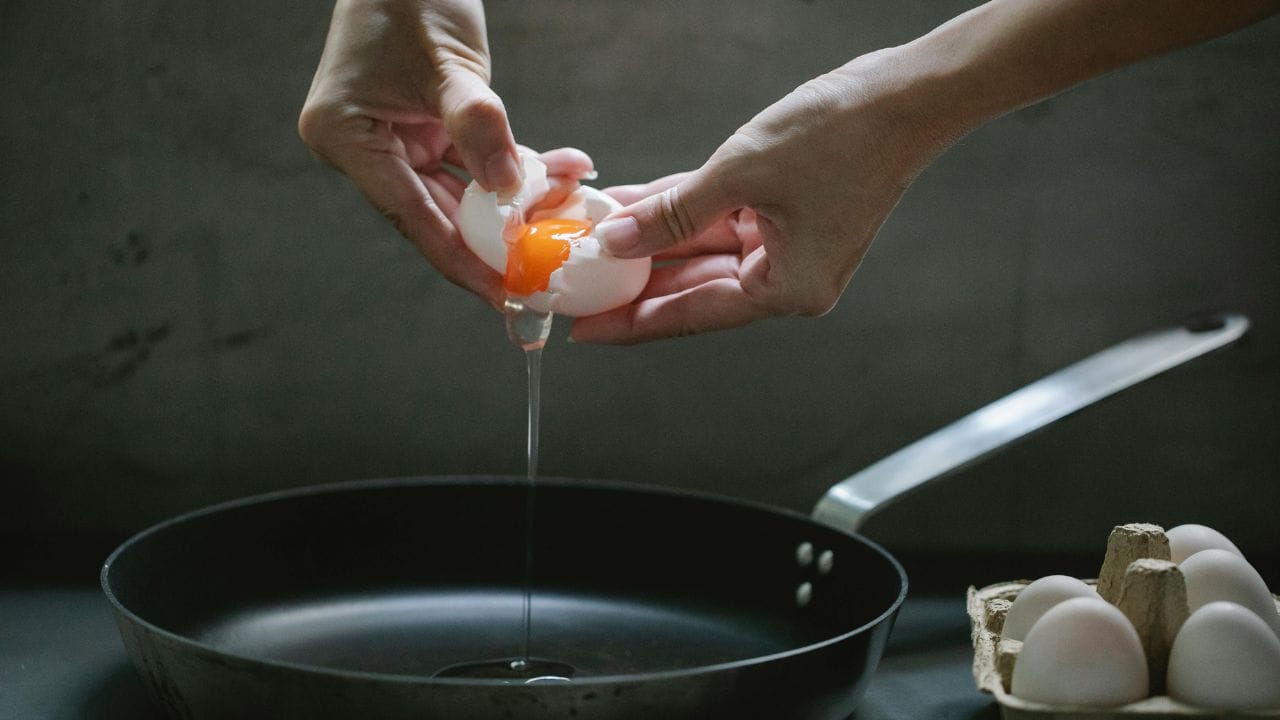 എന്നാൽ, വേവിക്കാതെ മുട്ട കഴിക്കുന്നത് പല ആരോഗ്യ പ്രശ്നങ്ങൾക്കും കരണമായേക്കുമെന്നാണ് വിദഗ്ദ്ധർ പറയുന്നത്. സാൽമൊണെല്ല എന്ന ബാക്ടീരിയ മുട്ടയിൽ അടങ്ങിയിട്ടുണ്ട്. അതിനാലാണ് മുട്ട വേവിക്കാതെ കഴിക്കരുതെന്ന് പറയുന്നത്. (Image Credits: Pexels)