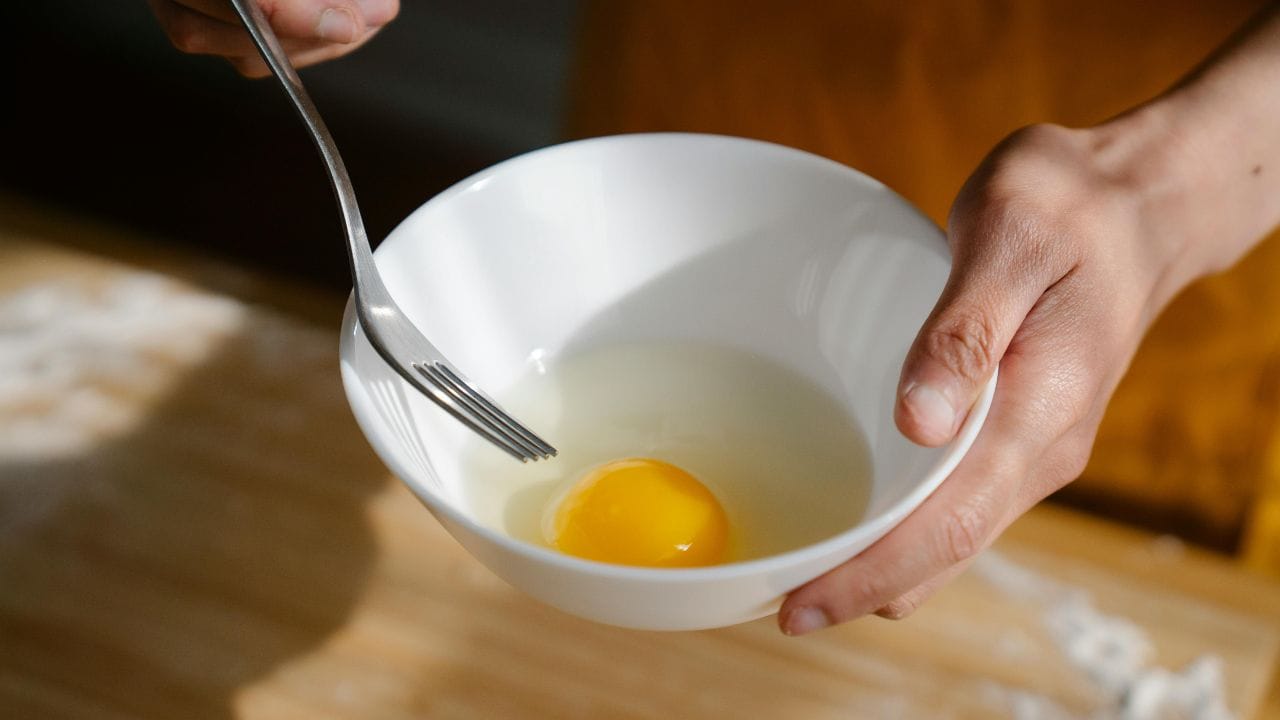 അതുപോലെ തന്നെ, വെറും വയറ്റിൽ പച്ചമുട്ട കഴിക്കുന്നത് വയറു വേദന, വയറിളക്കം, വയറു വീർക്കൽ, മലബന്ധം ഗ്യാസ് തുടങ്ങി ഭക്ഷ്യവിഷബാധയ്ക്ക് വരെ കാരണമാകും. (Image Credits: Pexels)