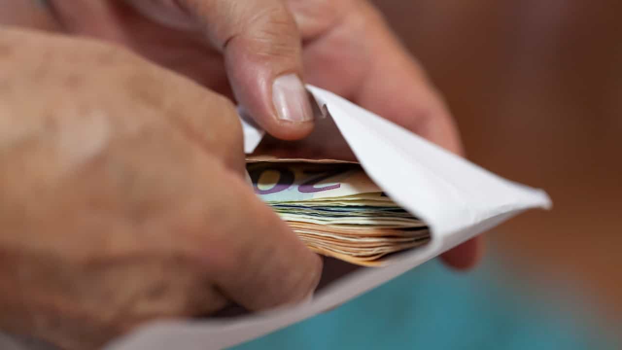 Excise Office Corruption: ഗൂഗിൾ പേയിലൂടെ കൈപ്പറ്റിയ കൈക്കൂലി രണ്ടേകാൽ ലക്ഷം രൂപ!; എക്സൈസ് ഓഫീസുകളിൽ വിജിലൻസ് റെയ്ഡ്