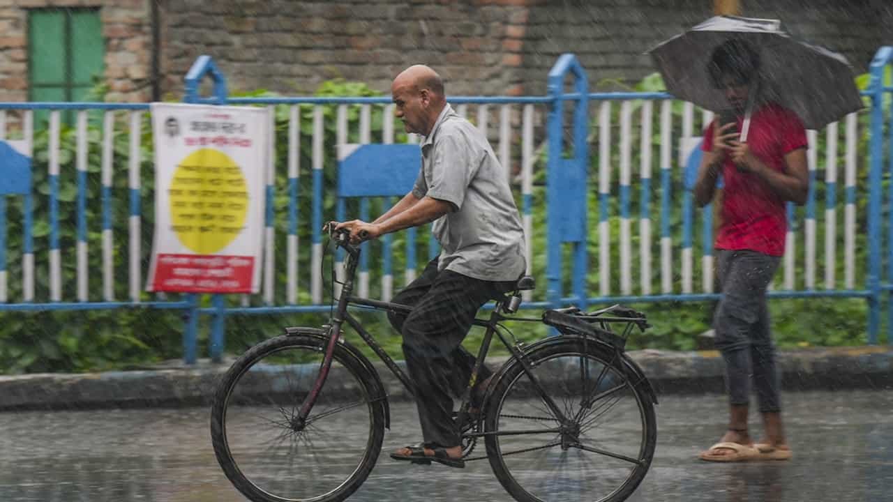 Kerala Weather Update: ഇന്ന് മഴ മുന്നറിയിപ്പുണ്ടോ? കുടയെടുക്കാതെ പോകുന്നവര്‍ ഒന്ന് ശ്രദ്ധിച്ചോളൂ