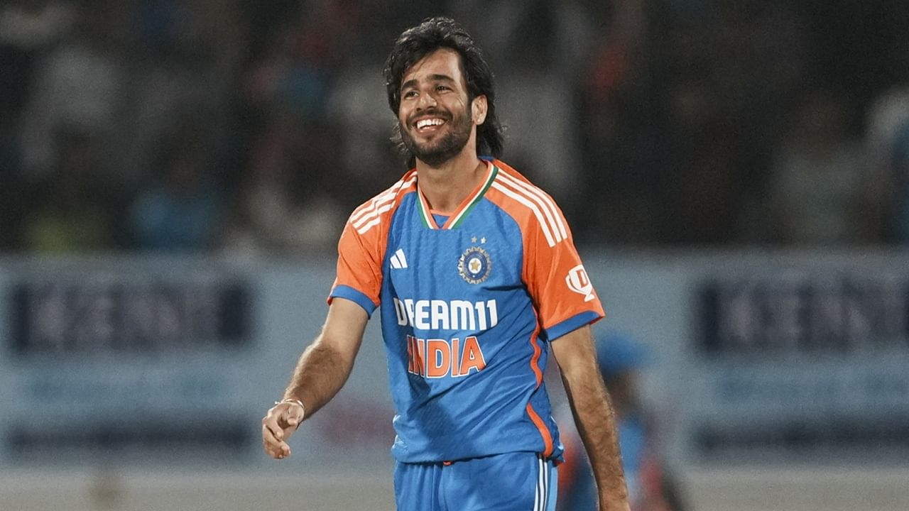 രവി ബിഷ്ണോയ് ആറാമതാണ്. അര്ഷ്ദീപ് സിങും, അക്സര് പട്ടേലും ഓരോ സ്ഥാനം വീതം മെച്ചപ്പെടുത്തി. അര്ഷ്ദീപ് പത്താമതും, അക്സര് 13-ാമതുമായാണ് പുതിയ റാങ്കിങില് ഇടം പിടിച്ചത്. ടീമുകളില് ഇന്ത്യ ഒന്നാം സ്ഥാനത്ത് തുടരുന്നു. ഓസ്ട്രേലിയയാണ് രണ്ടാമത് (Image Credits: PTI)