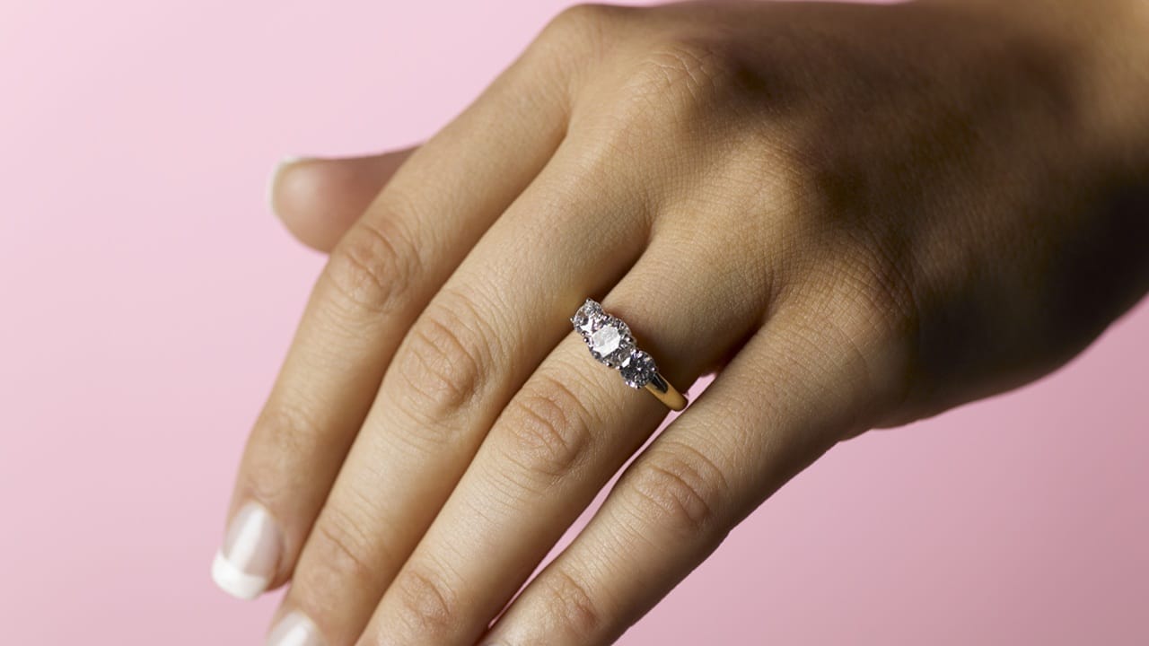 സമാനമായ അനുഭവത്തിലൂടെ ചിലരെങ്കിലും ജീവിതത്തിലൂടെ കടന്നുപോയിട്ടുണ്ടാകാം. മോതിരം ഒരു വസ്തുവില്‍ കുടുങ്ങി ബലമായി വലിച്ചെടുക്കുമ്പോള്‍ സോഫ്റ്റ് ടിഷ്യൂ, ഞരമ്പുകള്‍, രക്തക്കുഴലുകള്‍, ചിലപ്പോള്‍ വിരലിലെ അസ്ഥി എന്നിവയ്ക്ക് സംഭവിക്കുന്ന ഗുരുതരമായ പരിക്കാണ് റിങ് അവല്‍ഷന്‍ എന്നറിയപ്പെടുന്നത്. ചിലപ്പോള്‍ വിരല്‍ അറ്റുപോകാമെന്നതാണ് ഭയപ്പെടുത്തുന്ന കാര്യം (Image Credits: Getty)