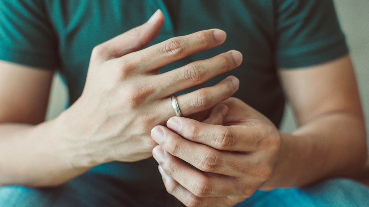 റിങ് അവല്ഷന് എന്നത് പലര്ക്കും അത്ര സുപരിചിതമായ വാക്കല്ല. ഏതാനും ദിവസം മുമ്പ് മാധ്യമപ്രവര്ത്തകയായ രാഖി റാസ് ഫേസ്ബുക്കില് പങ്കുവച്ച കുറിപ്പോടെയാണ് ഈ വാക്ക് ഇപ്പോള് ചര്ച്ചയാകുന്നത്. പ്രൈവറ്റ് ബസില് നിന്ന് ഇറങ്ങിയപ്പോള് രാഖിയുടെ മോതിര വിരല് എവിടെയോ ഉടക്കി വലിഞ്ഞു. നേരിയ വേദന അനുഭവപ്പെട്ടു. തുടര്ന്ന് നോക്കിയപ്പോളാണ് വിരല് മുറിഞ്ഞുപോയി എന്ന യാഥാര്ത്ഥ്യം രാഖി തിരിച്ചറിയുന്നത് (Image Credits: Getty)