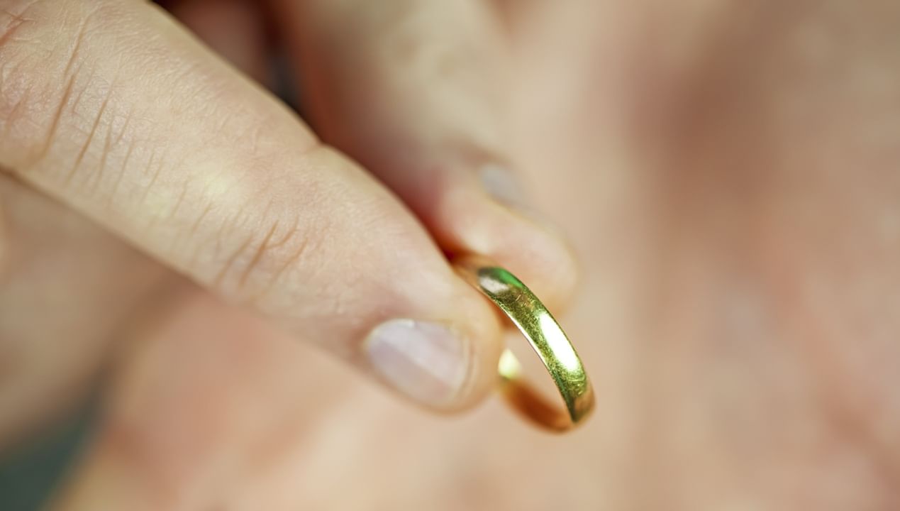 റിങ് അവല്‍ഷന്‍ ഒഴിവാക്കാനുള്ള പ്രതിരോധ മാര്‍ഗങ്ങളും രാഖി വിശദീകരിക്കുന്നുണ്ട്. മോതിരം കുരുങ്ങാന്‍ സാധ്യതയുള്ള സാഹചര്യങ്ങളിലും, യന്ത്രപ്പണികളുള്ള ജോലിസ്ഥലത്തും മോതിരങ്ങള്‍ നീക്കം ചെയ്യണമെന്ന് അവര്‍ വ്യക്തമാക്കി. കനം കുറഞ്ഞ മോതിരം അണിയാം. അല്ലെങ്കില്‍ മോതിരം ഒഴിവാക്കുകയാകും അഭികാമ്യം (Image Credits: Getty)