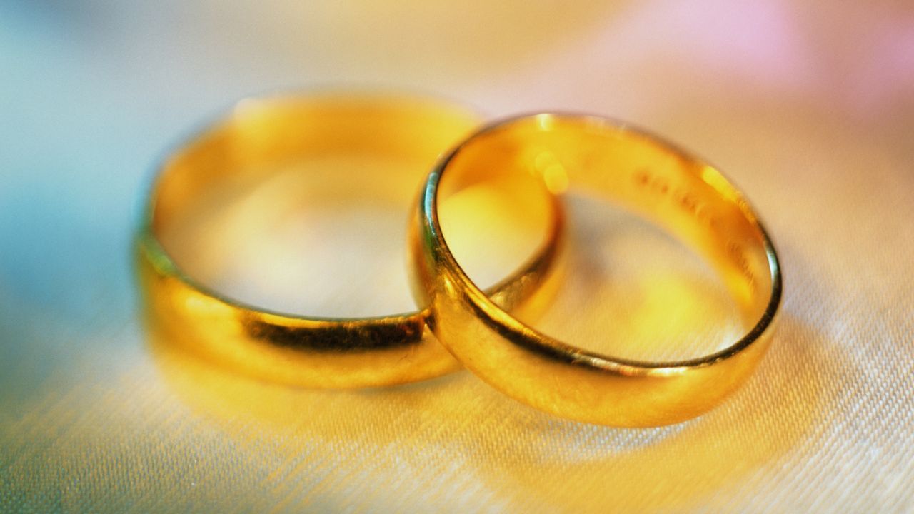 22കെ പ്ലെയ്ന്‍ ഗോള്‍ഡ് ജ്വല്ലറി, ബാര്‍സ്, കോയിനുകള്‍ ഇവയ്ക്കും സാധാരണയായി പണികൂലി വളരെ കുറവാണ്. എന്നാല്‍ ഡിസൈനര്‍ ജ്വല്ലറികള്‍, കസ്റ്റംമെയ്ഡ് അല്ലെങ്കില്‍ ഹാന്‍ഡ് മെയ്ഡ് ജ്വല്ലറികള്‍, സ്റ്റോണ്‍, ഡയമണ്ട് തുടങ്ങിയവയ്‌ക്കെല്ലാം പണികൂലി കൂടുതലാണ്.