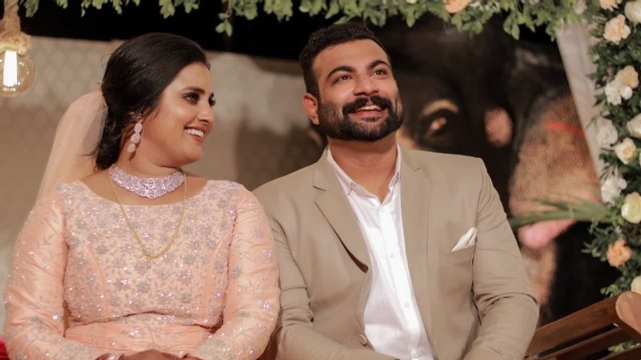 ഒമർ ലുലു സംവിധാനം ചെയ്ത അടാർ ലൗവിലൂടെ ശ്രദ്ധേയയായ താരമാണ് നടി റോഷ്ന. സോഷ്യൽ മീഡിയയിൽ സജീവമായ താരം പുതിയതായി പങ്കുവച്ച ഒരു പോസ്റ്റാണ് ആരാധകർക്കിടയിൽ ശ്രദ്ധേയമാകുന്നത്. താനും നടനും തിരക്കഥാകൃത്തുമായ കിച്ചു ടെല്ലാസും വിവാഹ മോചിതരായി എന്ന് പറഞ്ഞായിരുന്നു താരത്തിന്റെ പോസ്റ്റ്. (Image Credits:Instagram)