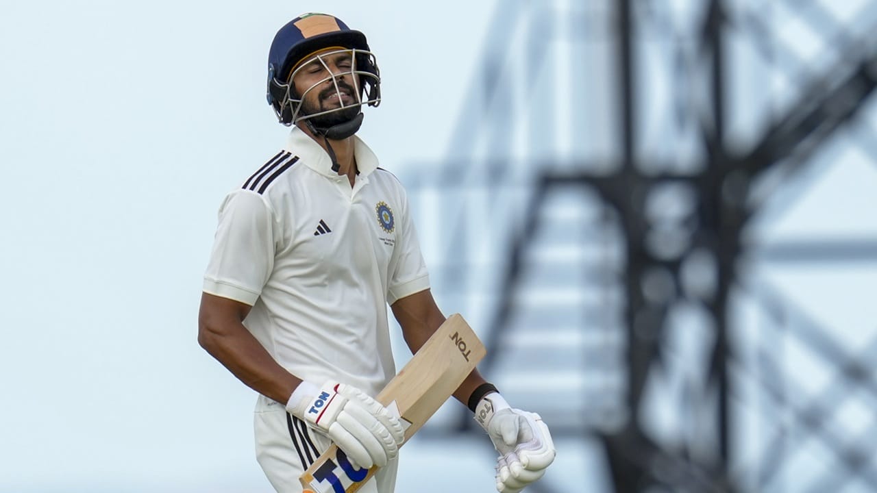 ഒടുവിലിതാ, ദുലീപ് ട്രോഫിയിലൂടെ താരം ഗംഭീര തിരിച്ചുവരവ് നടത്തിയിരിക്കുകയാണ്. എന്തായാലും ഈ പ്രകടനം സെലക്ടര്‍മാര്‍ ശ്രദ്ധിക്കുമെന്ന് തീര്‍ച്ച. വെസ്റ്റ് ഇന്‍ഡീസിനെതിരായ പരമ്പരയില്‍ താരത്തെ ഉള്‍പ്പെടുത്തുമോയെന്നാണ് ആരാധകരുടെ ചോദ്യം (Image Credits: PTI)