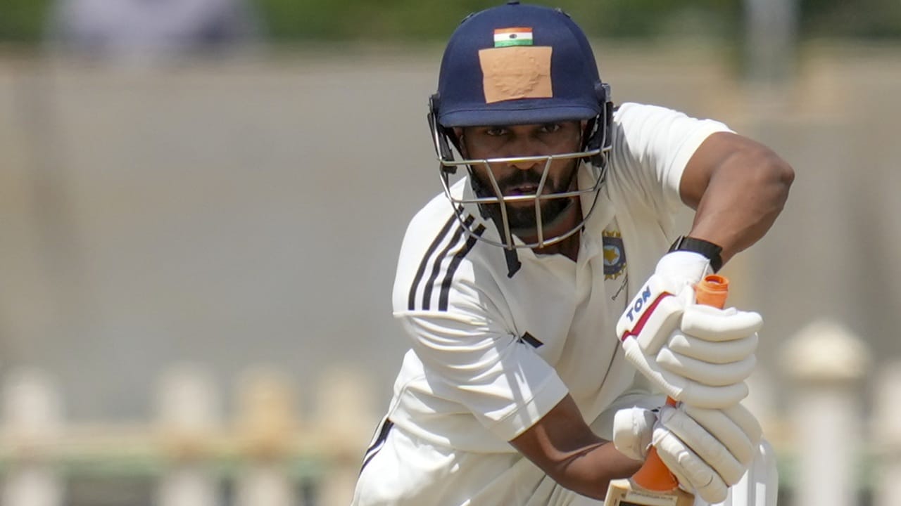 പരിക്ക് മൂലം കഴിഞ്ഞ ഐപിഎല്ലില്‍ മുഴുവന്‍ മത്സരങ്ങളും കളിക്കാന്‍ റുതുരാജിന് സാധിച്ചിരുന്നില്ല. ഇതിന് ശേഷം റുതുരാജ് കളിക്കുന്ന ആദ്യ മത്സരമാണിത്. കൈമുട്ടിനേറ്റ പരിക്ക് മൂലമാണ് ചെന്നൈ സൂപ്പര്‍ കിങ്‌സ് ക്യാപ്റ്റനായ റുതുരാജിന് ഐപിഎല്‍ സീസണ്‍ പാതിവഴിയില്‍ നഷ്ടമായത്. അവശേഷിച്ച മത്സരങ്ങളില്‍ എംഎസ് ധോണി ചെന്നൈ ടീമിനെ നയിച്ചു (Image Credits: PTI)