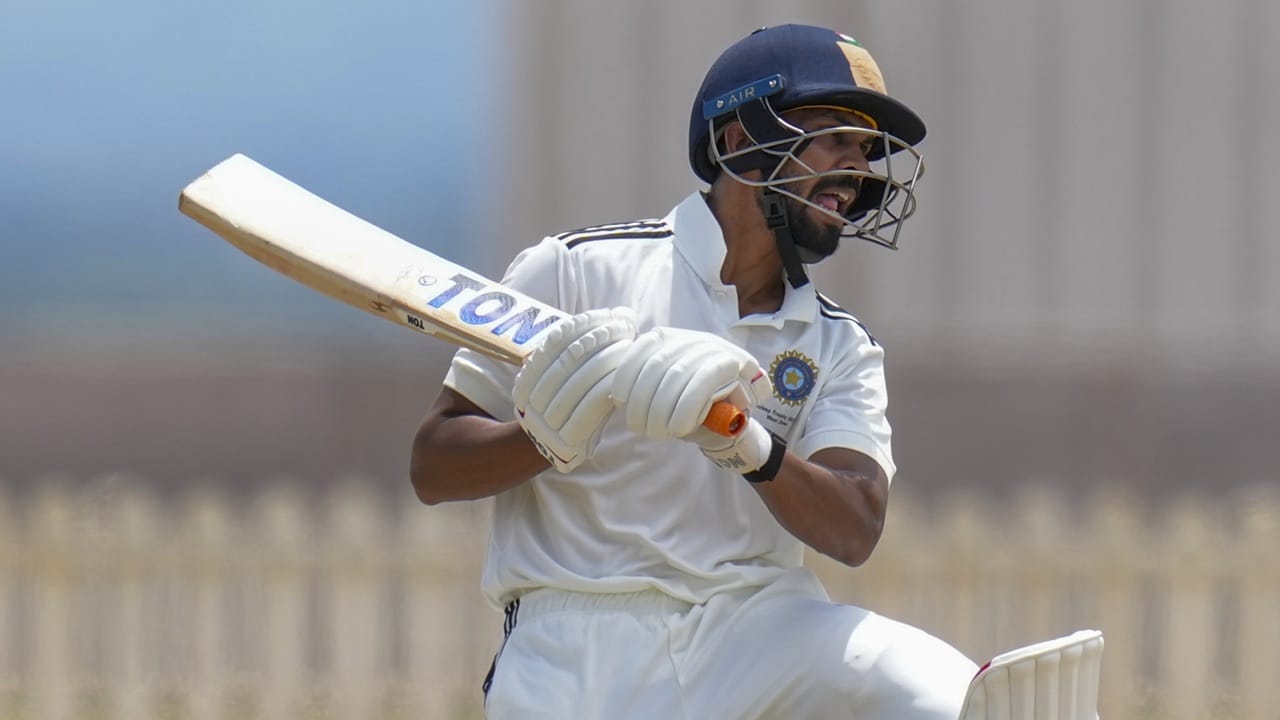 ഇതിനു ശേഷം ഇംഗ്ലണ്ട് പര്യടനത്തിനുള്ള ഇന്ത്യ എ ടീമില്‍ റുതുരാജിനെ ഉള്‍പ്പെടുത്തിയിരുന്നെങ്കിലും കളിക്കാന്‍ അവസരം ലഭിച്ചില്ല. തുടര്‍ന്ന് കൗണ്ടി ക്രിക്കറ്റ് കളിക്കാന്‍ തീരുമാനിച്ചെങ്കിലും, വ്യക്തിപരമായ കാരണങ്ങളാല്‍ അവസാന നിമിഷം അതില്‍ നിന്നും പിന്മാറി (Image Credits: PTI)