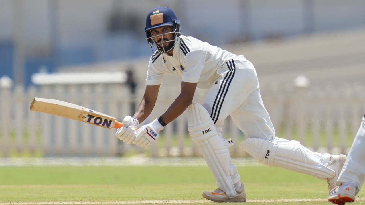 റുതുരാജ് ഗെയ്ക്വാദിനെ ഉള്‍പ്പെടുത്തിയില്ല. ദുലീപ് ട്രോഫിയില്‍ മിന്നും ഫോമിലുള്ള റുതുരാജിനെ ടീമില്‍ ഉള്‍പ്പെടുത്തുമെന്ന് ആരാധകര്‍ പ്രതീക്ഷിച്ചിരുന്നു  (Image Credits: PTI)