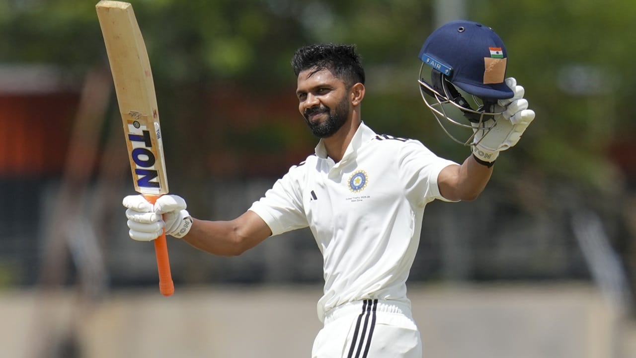 ദുലീപ് ട്രോഫിയില്‍ സെന്‍ട്രല്‍ സോണിനെതിരെ നടക്കുന്ന മത്സരത്തില്‍ വെസ്റ്റ് സോണ്‍ താരമായ റുതുരാജ് സെഞ്ചുറി നേടി. 206 പന്തില്‍ നിന്ന് 184 റണ്‍സാണ് താരം അടിച്ചുകൂട്ടിയത്. പതിനഞ്ച് ഫോറുകളുടെയും, ഒരു സിക്‌സറിന്റെയും പിന്‍ബലത്തിലാണ് താരം ഇത്രയും റണ്‍സ് നേടിയത്. നിര്‍ഭാഗ്യം കൊണ്ട് മാത്രമാണ് റുതുരാജിന് ഡബിള്‍ സെഞ്ചുറി നേടാനാകാത്തത്. സാരന്‍ഷ് ജെയിനിന്റെ പന്തില്‍ വിക്കറ്റ് കീപ്പര്‍ ഉപേന്ദ്ര യാദവ് റുതുരാജിനെ സ്റ്റമ്പ് ഔട്ട് ചെയ്യുകയായിരുന്നു (Image Credits: PTI)