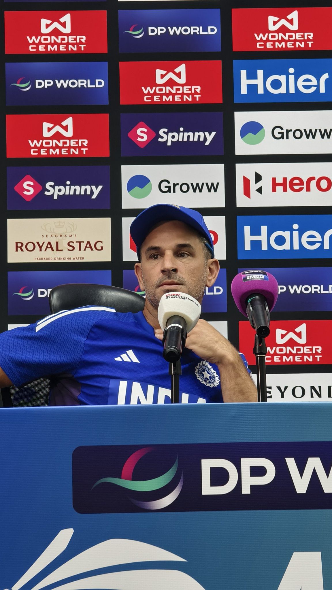 മത്സരത്തിന് മുന്നോടിയായ ഡോഷറ്റെ നടത്തിയ വാർത്താസമ്മേളനത്തിൽ പൊതുജന വികാരം താരങ്ങൾ മനസ്സിലാക്കുന്നുണ്ട് എന്ന് പറഞ്ഞിരുന്നു. ഇതിൻ്റെ അടിസ്ഥാനത്തിലാണ് മത്സരത്തിൽ ഇന്ത്യൻ താരങ്ങൾ പ്രതീകാത്മക പ്രതിഷേധമറിയിക്കുമെന്ന റിപ്പോർട്ടുകൾ പുറത്തുവരുന്നത്.