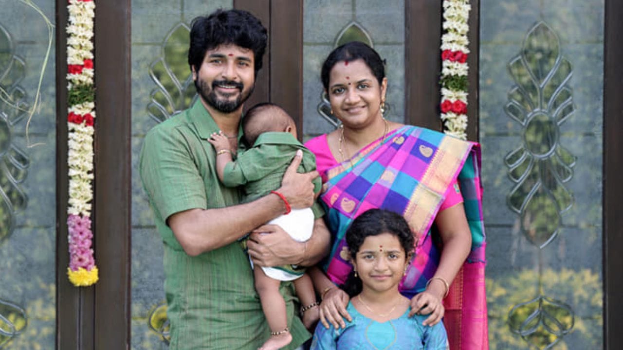 താൻ നടനാകുന്നതിന് മുൻപ് തന്നെ ആരതി വിവാഹത്തിന് സമ്മതിച്ചുവെന്നും, അതിന് താൻ അവരോട് എപ്പോഴും കടപ്പെട്ടിരിക്കുമെന്നും ശിവകാർത്തികേയൻ പറയുന്നു. യാതൊന്നും പ്രതീക്ഷിക്കാതെ, തനിക്ക് നല്ലൊരു ശമ്പളം പോലും ഇല്ലാതിരുന്ന സമയത്താണ് തന്നെ വിശ്വസിച്ച് ആരതി വിവാഹത്തിന് സമ്മതിക്കുന്നതെന്നും അദ്ദേഹം പറഞ്ഞു. (Image Credits: Sivakarthikeyan Facebook)