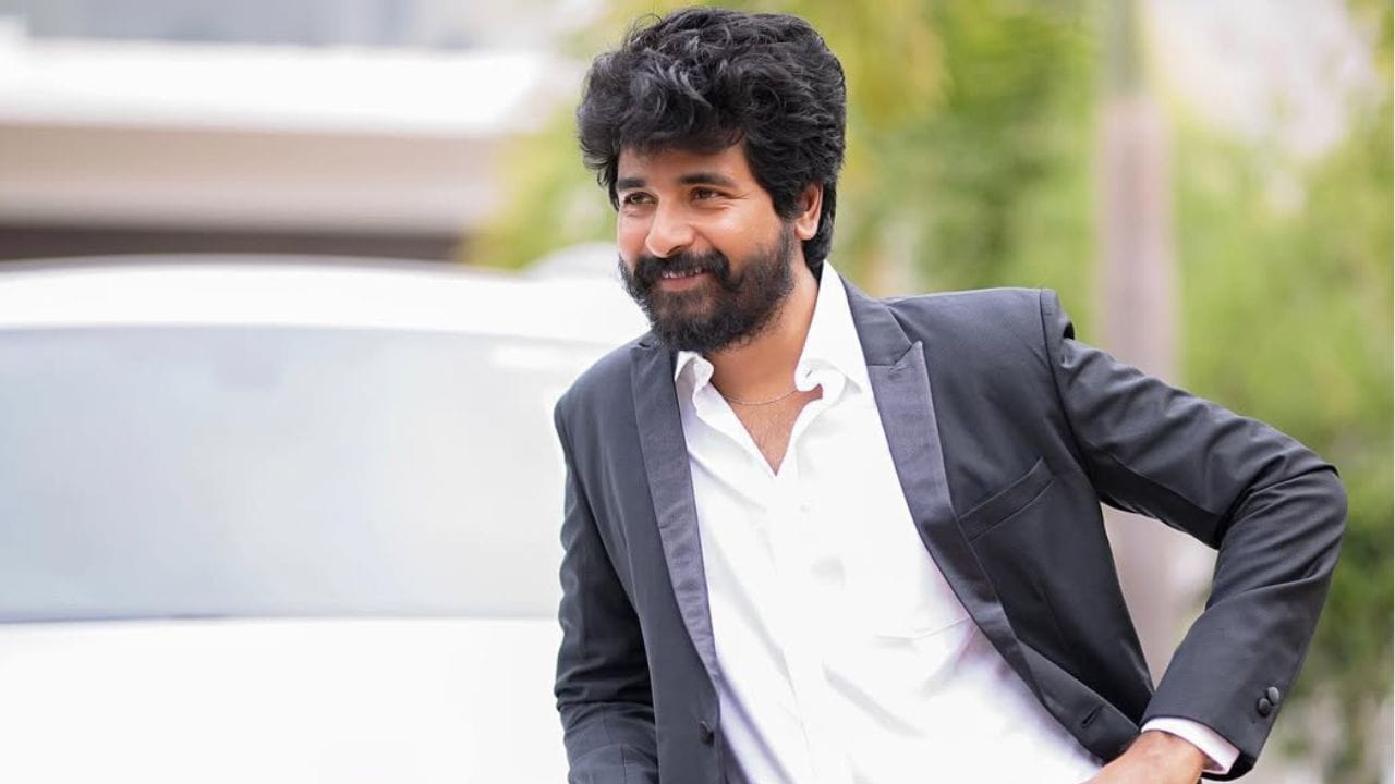 സിനിമയിൽ വിജയിക്കുന്നതിന് മുമ്പ് ജീവിതത്തിൽ പിന്തുണച്ച ആളുകളെ കുറിച്ച് സംസാരിക്കുകയായിരുന്നു ശിവകാർത്തികേയൻ. തന്റെ കഴിവ് ആദ്യം തിരിച്ചറിഞ്ഞത് തന്റെ കോളേജിലെ സുഹൃത്തുക്കളാണെന്നും, അവരാണ് സ്റ്റേജിൽ പരിപാടികൾ അവതരിപ്പിക്കാൻ തന്നെ പ്രോത്സാഹിപ്പിച്ചതെന്നും നടൻ പറഞ്ഞു. (Image Credits: Sivakarthikeyan Facebook)