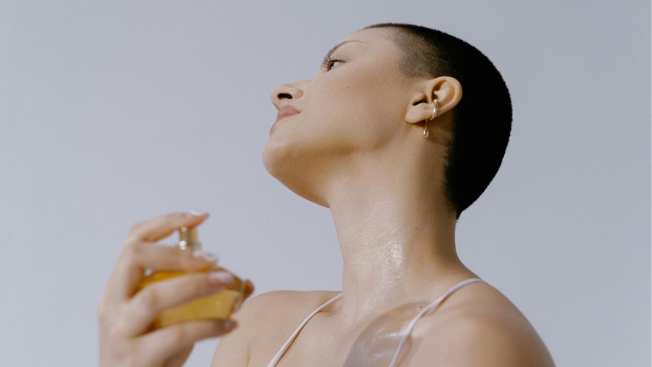 പെർഫ്യൂം നേരിട്ട് ചർമത്തിൽ പുരട്ടുന്നതും പ്രശ്നമാണ്. ഇതിൽ അടങ്ങിയിരിക്കുന്ന ആൽക്കഹോളും സുഗന്ധ സംയുക്തങ്ങളും, സൂര്യപ്രകാശം ഏൽക്കുമ്പോൾ ചർമ്മത്തിൽ ഹൈപ്പർപിഗ്‌മെന്റേഷൻ ഉണ്ടാക്കുന്നു. ഇത് ചർമ്മത്തിന്റെ ചില ഭാഗങ്ങളിൽ നിറവ്യത്യാസത്തിന് കാരണമാകും. (Image Credits: Pexels)
