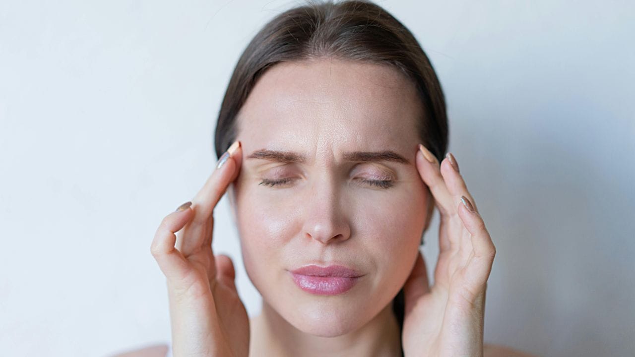 അതുപോലെ തന്നെ, നെറ്റിയിൽ ബാം പുരട്ടുന്നതും ചർമ്മത്തിന് നല്ലതല്ല. തലവേദനയോ ജലദോഷമോ വരുമ്പോൾ പുരട്ടുന്ന ബാം ഹൈപ്പർപിഗ്മെന്റേഷന് കാരണമാകും. ഇതിൽ അടങ്ങിയിട്ടുള്ള ചില ചേരുവകൾ, സൂര്യപ്രകാശം ഏൽക്കുമ്പോൾ ചർമ്മത്തെ പെട്ടെന്ന് ബാധിക്കുകയും കാലക്രമേണ പിഗ്മെന്റേഷന് കാരണമാവുകയും ചെയ്യും. (Image Credits: Pexels)
