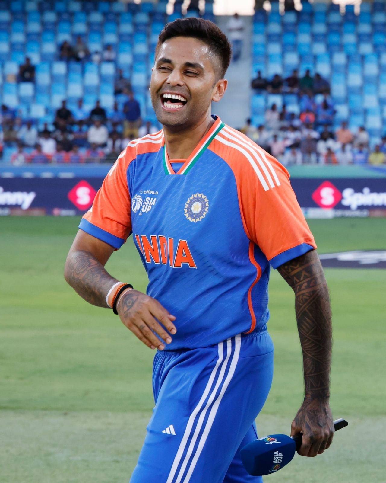 ഏഷ്യാ കപ്പിൽ പാകിസ്താനെതിരായ മത്സരത്തിനായി കാത്തിരിക്കുന്നു എന്ന് ഇന്ത്യൻ ക്യാപ്റ്റൻ സൂര്യകുമാർ യാദവ്. ഏഷ്യാ കപ്പിൽ യുഎഇയ്ക്കെതിരെ തകർപ്പൻ വിജയം നേടിയതിന് പിന്നാലെ നടന്ന പ്രെസൻ്റേഷൻ സെറിമണിയിലാണ് സൂര്യകുമാറിൻ്റെ അഭിപ്രായപ്രകടനം. (Image Courtesy- Social Media)