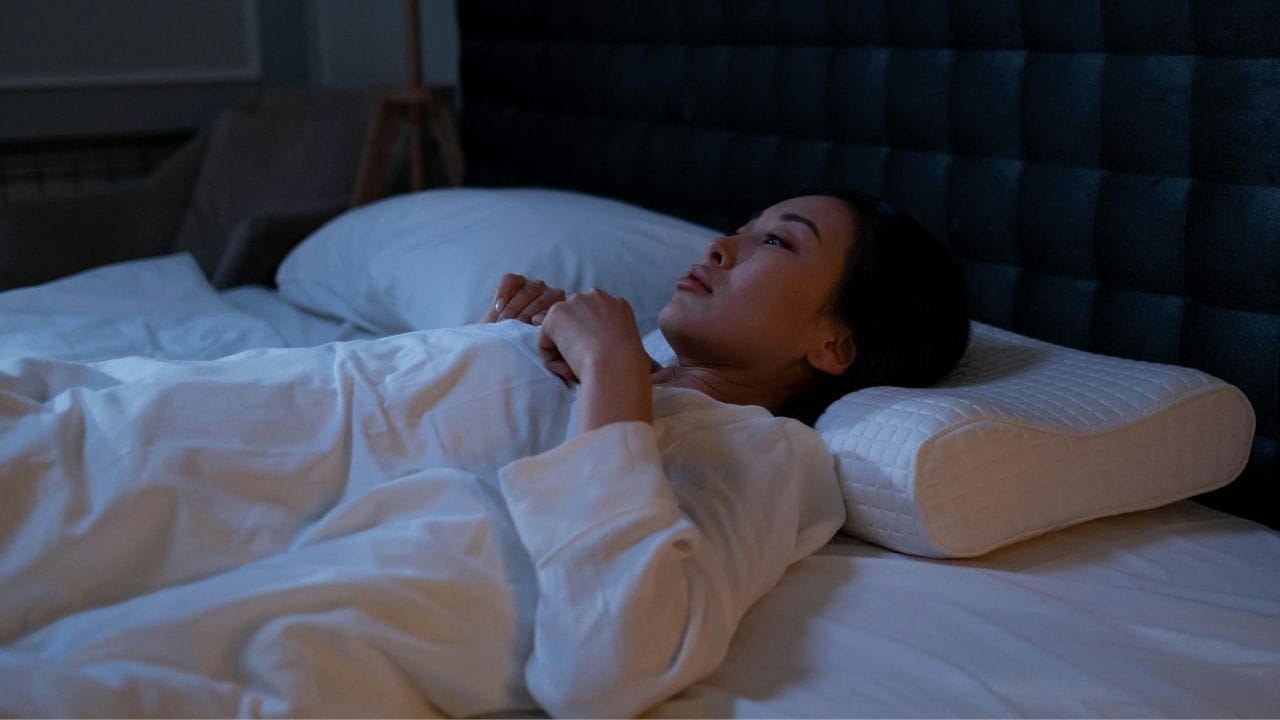 നിങ്ങൾ ഉറക്കത്തിൽ സംസാരിക്കുന്നതായി ആരെങ്കിലും പറഞ്ഞിട്ടുണ്ടോ? എന്തുകൊണ്ടാണ് ചിലർ ഉറക്കത്തിൽ സംസാരിക്കുന്നത്? ഇത് ഏതെങ്കിലും രോഗ ലക്ഷണമാണോ? അറിയാം വിശദമായി. (Image Credits: Pexels)