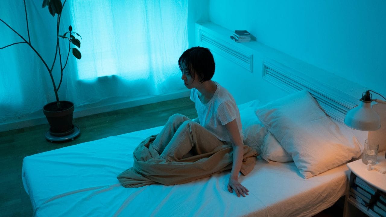 ഉറക്കത്തിൽ സംസാരിക്കുന്നത് ഒരു രോഗമല്ല, മറിച്ച് ഒരു ലക്ഷണമാണ്. ഉറക്കവുമായി ബന്ധപ്പെട്ട ചില വ്യതിയാനങ്ങളാണ് ഇതിലേക്ക് നയിക്കുന്നത്. ഇത് പലരിലും കണ്ടുവരാറുള്ള ഒന്നാണെങ്കിലും, അടുത്തിരിക്കുന്ന ആൾക്ക് ബുദ്ധിമുട്ടാകും വിധം സംസാരിക്കുന്നതും, ഉറക്കത്തിൽ അമിതമായി ദേഷ്യപ്പെടുന്നതും, ഞെട്ടി ഉണരുന്നതുമെല്ലാം പ്രശ്നമാണ്. (Image Credits: Pexels)