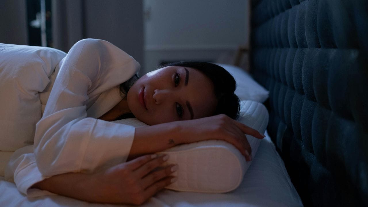 എന്തെങ്കിലും ഒരു വിഷയത്തെ കുറിച്ചോ മറ്റോ കൂടുതൽ ഉത്കണ്‌ഠാകുലരാകുകയോ ആശങ്ക ഉണ്ടാവുകയോ ചെയ്യുമ്പോഴാണ് കൂടുതലും ഉറക്കത്തിൽ സംസാരിക്കുന്നത്. അതായത് ഉറങ്ങി കഴിഞ്ഞാലും ഉപബോധ മനസ്സിൽ ഈ സംഭവത്തെ കുറിച്ചുള്ള ചിന്തകൾ ഉണ്ടാകുന്നുണ്ടെന്ന് സാരം. (Image Credits: Pexels)
