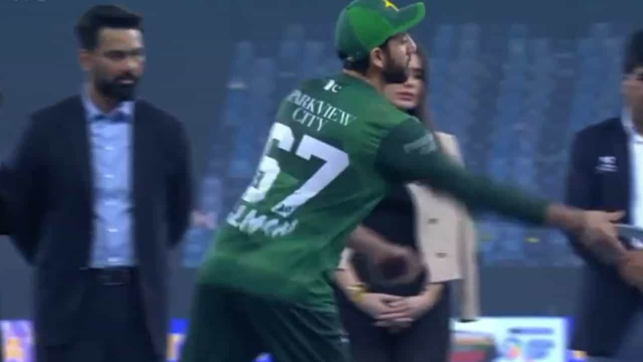 Asia Cup 2025: റണ്ണേഴ്സ് അപ്പിന് ലഭിച്ച ചെക്ക് വലിച്ചെറിഞ്ഞ് പാക് നായകൻ; പരിഹസിച്ച് കൂവി കാണികൾ