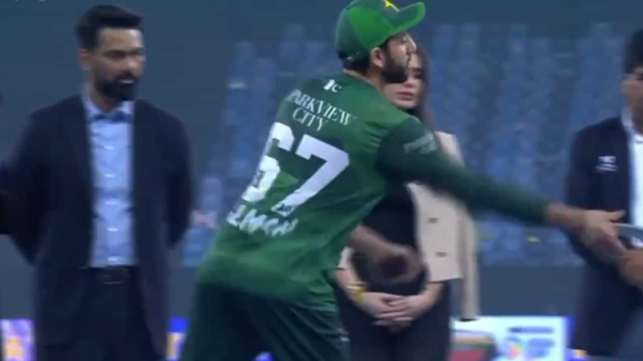 Asia Cup 2025: റണ്ണേഴ്സ് അപ്പിന് ലഭിച്ച ചെക്ക് വലിച്ചെറിഞ്ഞ് പാക് നായകൻ; പരിഹസിച്ച് കൂവി കാണികൾ