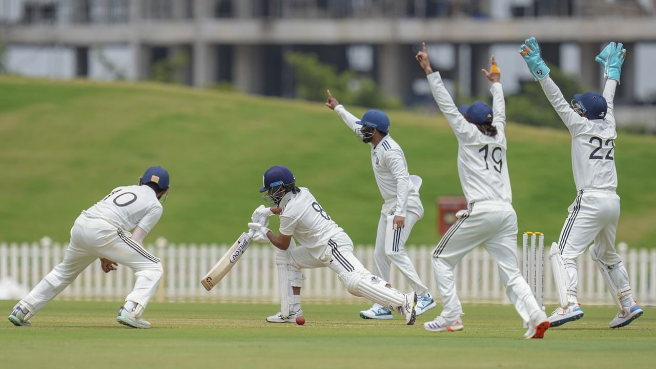 അസ്ഹറുദ്ദീന്‍ ഒമ്പത് പന്തില്‍ നാല് റണ്‍സെടുത്ത് പുറത്തായി. 64 പന്തില്‍ 20 റണ്‍സാണ് സല്‍മാന്‍ നേടിയത്. മറ്റൊരു മലയാളി താരമായ എംഡി നിധീഷ് 13 പന്തില്‍ 12 റണ്‍സെടുത്ത് ഔട്ടായി (Image Credits: PTI)