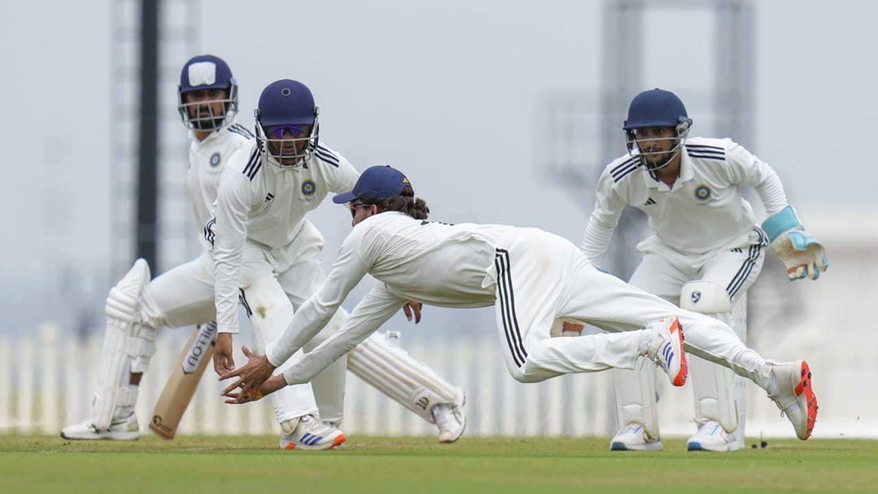 76 പന്തില്‍ 31 റണ്‍സെടുത്ത ഓപ്പണര്‍ തന്‍മയ് അഗര്‍വാളാണ് ടോപ് സ്‌കോറര്‍. മലയാളി താരങ്ങളായ ക്യാപ്റ്റന്‍ മുഹമ്മദ് അസ്ഹറുദ്ദീനും, സല്‍മാന്‍ നിസാറിനും മികച്ച പ്രകടനം പുറത്തെടുക്കാനായില്ല (Image Credits: PTI)