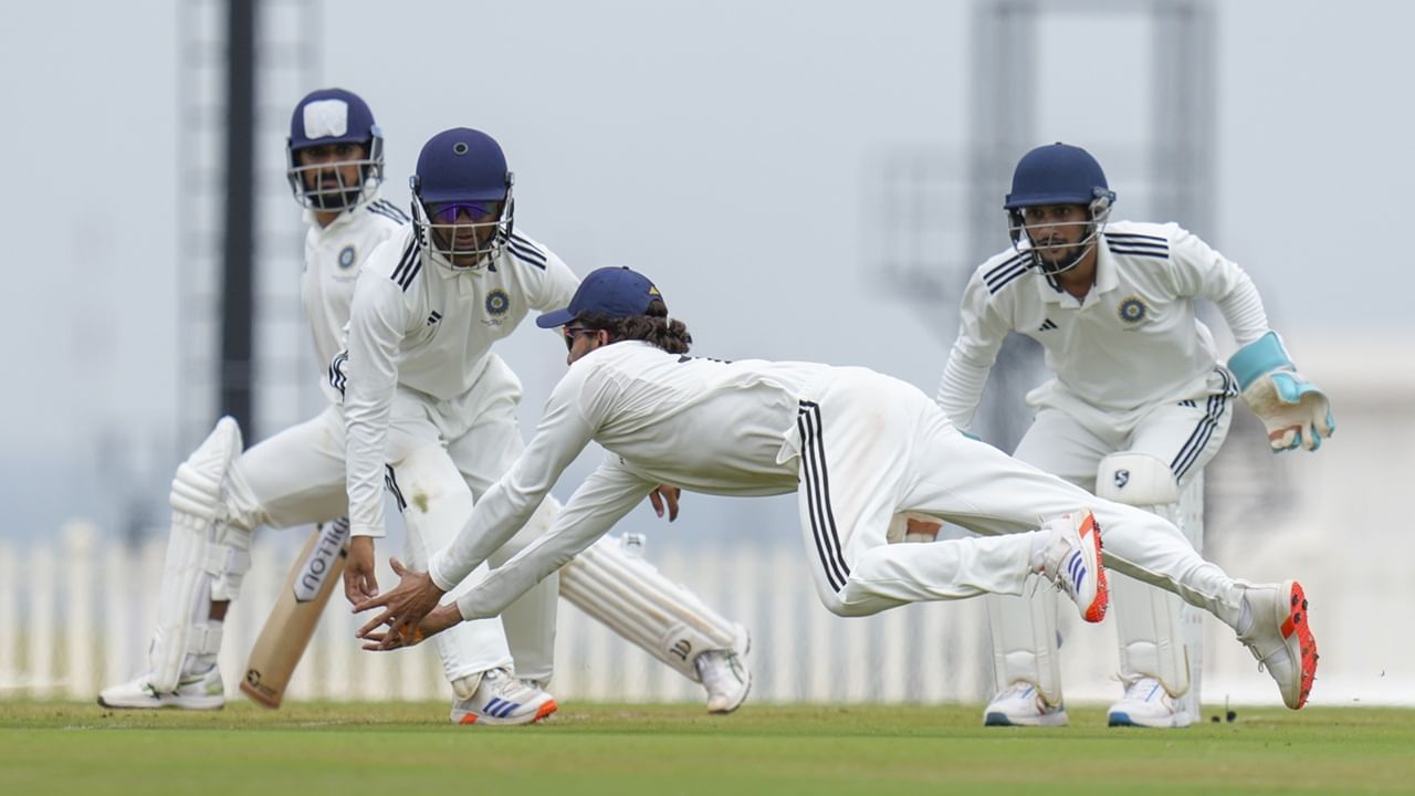 76 പന്തില്‍ 31 റണ്‍സെടുത്ത ഓപ്പണര്‍ തന്‍മയ് അഗര്‍വാളാണ് ടോപ് സ്‌കോറര്‍. മലയാളി താരങ്ങളായ ക്യാപ്റ്റന്‍ മുഹമ്മദ് അസ്ഹറുദ്ദീനും, സല്‍മാന്‍ നിസാറിനും മികച്ച പ്രകടനം പുറത്തെടുക്കാനായില്ല (Image Credits: PTI)