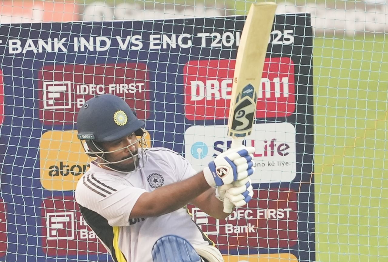 പാകിസ്ഥാനെതിരായ മത്സരത്തില്‍ ഇന്ത്യയുടെ അഞ്ചാമതിറങ്ങിയ ബാറ്റര്‍ക്ക് വരെയാണ് അവസരം ലഭിച്ചത്. ടീം ലിസ്റ്റില്‍ അഞ്ചാമതാണ് സഞ്ജുവെങ്കിലും, ആ നമ്പറില്‍ ബാറ്റിങിന് എത്തിയത് ശിവം ദുബെയായിരുന്നു. തിലക് വര്‍മ പുറത്തായപ്പോള്‍ ലെഫ്റ്റ്-റൈറ്റ് കോമ്പിനേഷന്‍ നിലനിര്‍ത്താന്‍ ദുബെയെ ഇറക്കിയതാണെന്ന് കരുതുന്നു (Image Credits: PTI)