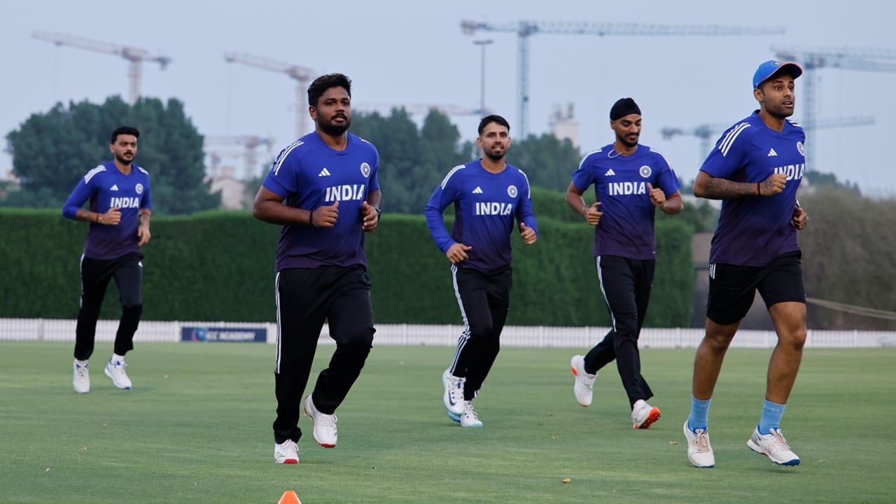 ഏഷ്യാ കപ്പില്‍ അഞ്ചാം നമ്പറിലാണ് മുന്‍ മത്സരങ്ങളില്‍ സഞ്ജുവിന് സ്ഥാനം ലഭിച്ചത്. ഒരു മത്സരത്തില്‍ പോലും കളിക്കാന്‍ സാധിച്ചില്ല. ബാറ്റര്‍മാരില്‍ ആര്‍ക്കെങ്കിലും വിശ്രമം അനുവദിച്ച് സഞ്ജുവിന് ടോപ് ഓര്‍ഡറില്‍ അവസരം നല്‍കാന്‍ നേരിയ സാധ്യതയുണ്ട്  (Image Credits: facebook.com/IndianCricketTeam)  