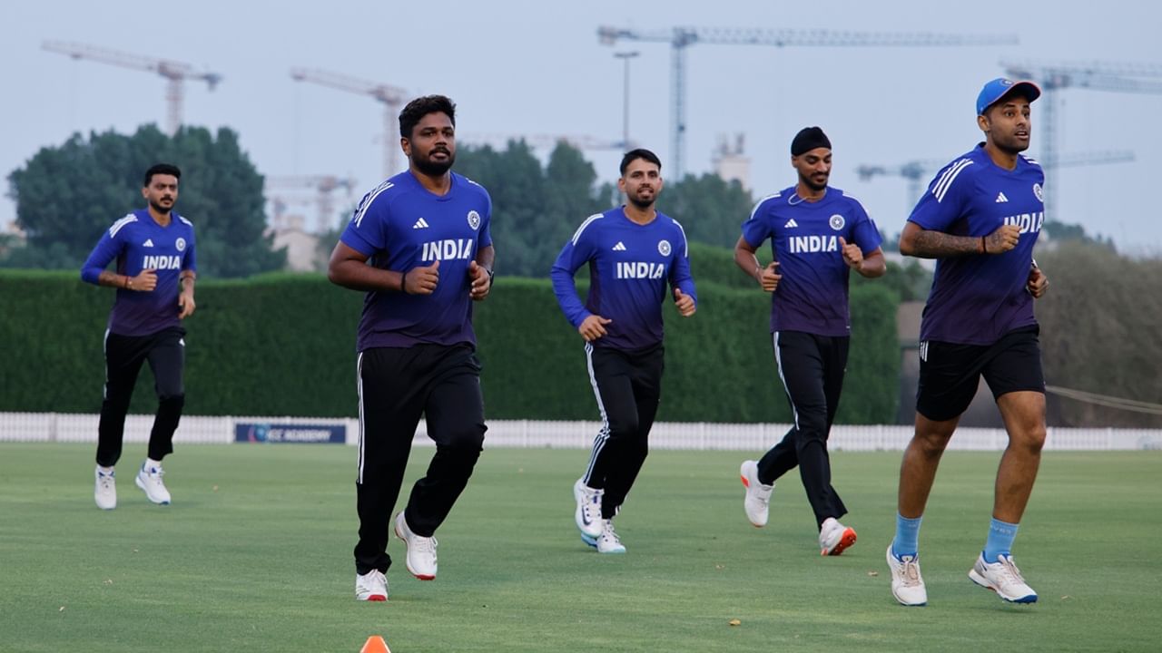 ഏഷ്യാ കപ്പില് അഞ്ചാം നമ്പറിലാണ് മുന് മത്സരങ്ങളില് സഞ്ജുവിന് സ്ഥാനം ലഭിച്ചത്. ഒരു മത്സരത്തില് പോലും കളിക്കാന് സാധിച്ചില്ല. ബാറ്റര്മാരില് ആര്ക്കെങ്കിലും വിശ്രമം അനുവദിച്ച് സഞ്ജുവിന് ടോപ് ഓര്ഡറില് അവസരം നല്കാന് നേരിയ സാധ്യതയുണ്ട് (Image Credits: facebook.com/IndianCricketTeam)