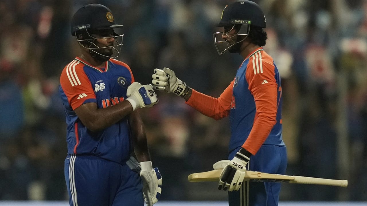 ഏഷ്യാ കപ്പിലെ ഗ്രൂപ്പ് ഘട്ടത്തില്‍ യുഎഇയ്‌ക്കെതിരെയും പാകിസ്ഥാനെതിരെയും നടന്ന മത്സരത്തില്‍ സഞ്ജുവിന് ബാറ്റിങിന് അവസരം ലഭിച്ചിരുന്നില്ല. ഒരു പക്ഷേ, ആ കളികളില്‍ അവസരം ലഭിച്ചിരുന്നെങ്കില്‍ താരത്തിന് ഇതിനകം ടി20യില്‍ ആയിരം റണ്‍സ് മറികടക്കാന്‍ സാധിക്കുമായിരുന്നു. ഏതാനും മാസം മുമ്പ് ഇംഗ്ലണ്ടിനെതിരെ നടന്ന ടി20 പരമ്പരയില്‍ മികച്ച പ്രകടനം പുറത്തെടുക്കാന്‍ സാധിക്കാത്തതും ഈ നേട്ടം കൈവരിക്കുന്നതിലെ കാലതാമസം വര്‍ധിപ്പിച്ചു (Image Credits: PTI) 