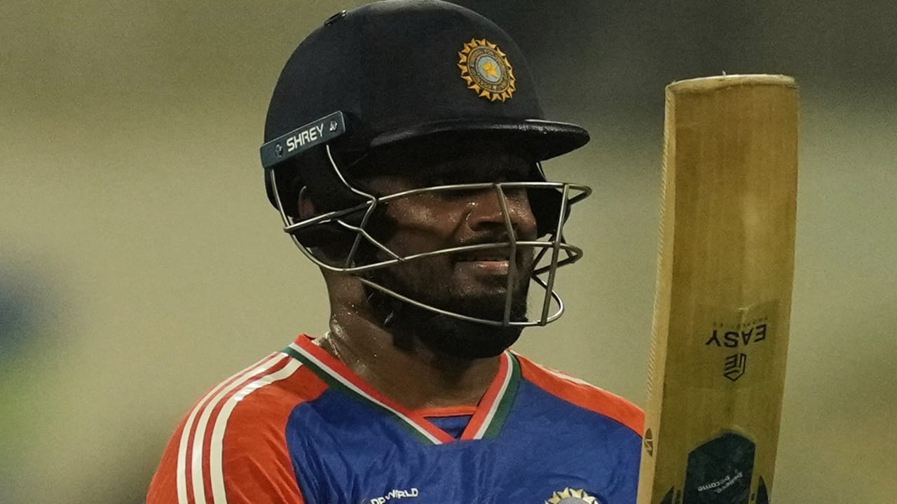 ഒപ്പം അഞ്ചാം നമ്പറില്‍ മികച്ച പ്രകടനം പുറത്തെടുക്കാന്‍ താരം ബുദ്ധിമുട്ടുന്നതും വെല്ലുവിളിയാണ്. ഒമാനെതിരായ മത്സരത്തില്‍ വണ്‍ ഡൗണായി ഇറങ്ങിയ സഞ്ജു 45 പന്തില്‍ 56 റണ്‍സെടുത്തിരുന്നു. ഇന്ത്യയുടെ ടോപ് സ്‌കോററായ സഞ്ജുവായിരുന്നു ആ കളിയിലെ താരവും (Image Credits: PTI)