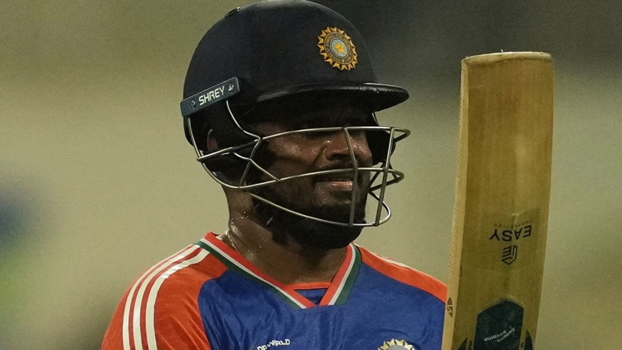 ഒപ്പം അഞ്ചാം നമ്പറില്‍ മികച്ച പ്രകടനം പുറത്തെടുക്കാന്‍ താരം ബുദ്ധിമുട്ടുന്നതും വെല്ലുവിളിയാണ്. ഒമാനെതിരായ മത്സരത്തില്‍ വണ്‍ ഡൗണായി ഇറങ്ങിയ സഞ്ജു 45 പന്തില്‍ 56 റണ്‍സെടുത്തിരുന്നു. ഇന്ത്യയുടെ ടോപ് സ്‌കോററായ സഞ്ജുവായിരുന്നു ആ കളിയിലെ താരവും (Image Credits: PTI)