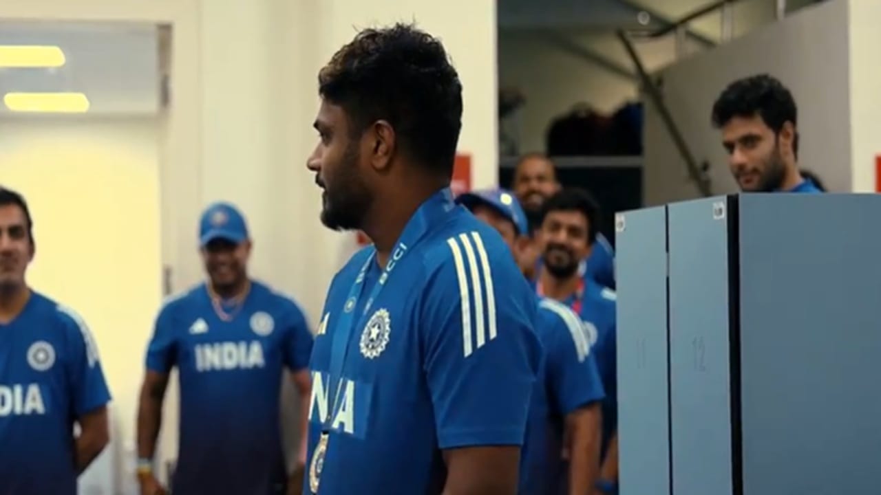  പരിശീലകന്‍ ഗൗതം ഗംഭീറിന്റെ നിര്‍ദ്ദേശപ്രകാരം ഇന്ത്യന്‍ ടീമിന്റെ ഫിസിയോതെറാപിസ്റ്റ് യോഗേഷ് പര്‍മാറാണ് ഇംപാക്ട് പ്ലയറെ തിരഞ്ഞെടുത്തത്. 'നമ്മുടെ സ്വന്തം ചേട്ടന്' അവാര്‍ഡ് നല്‍കുന്നുവെന്നായിരുന്നു യോഗേഷിന്റെ പ്രഖ്യാപനം  (Image Credits: bcci.tv)