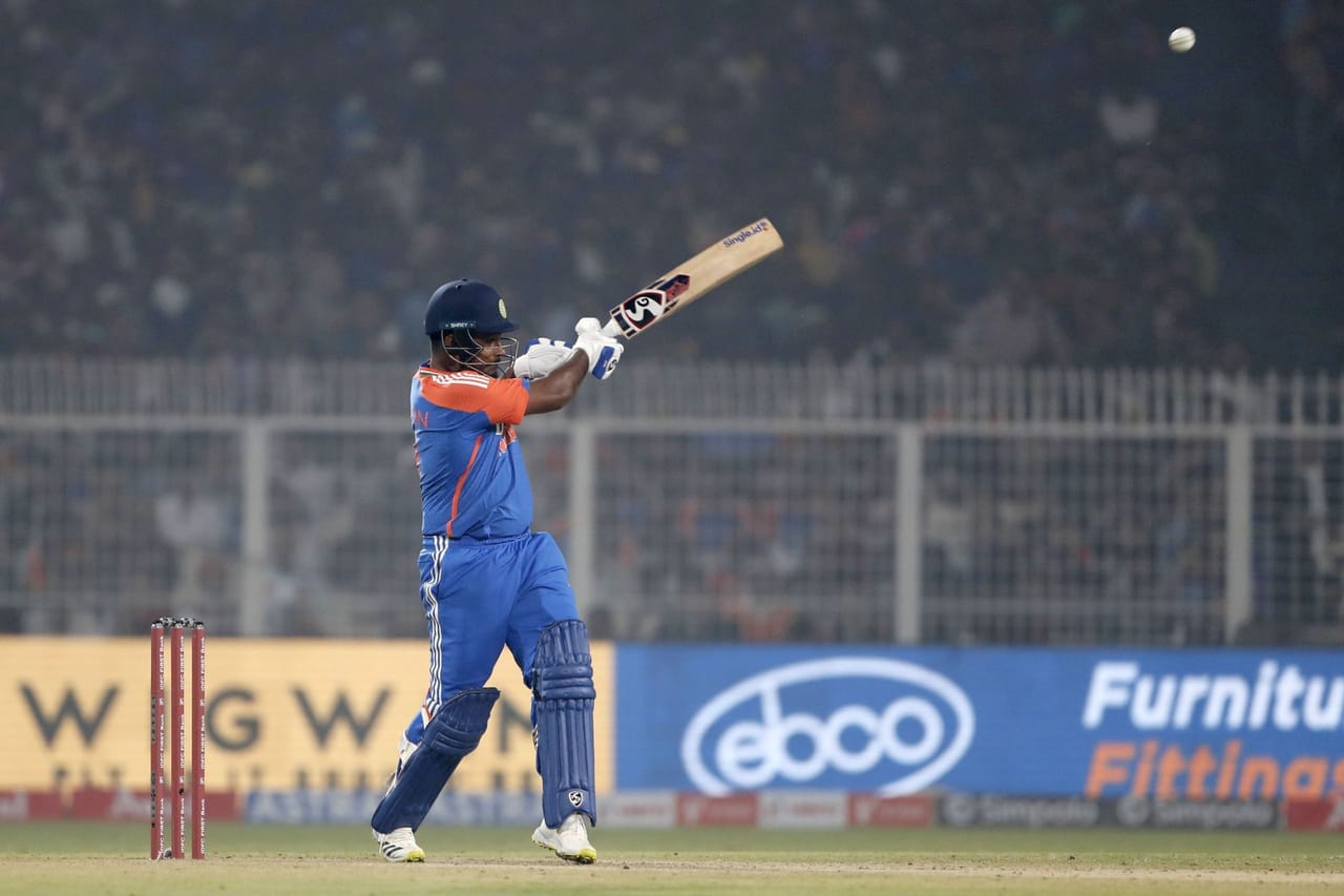 ഏഷ്യാ കപ്പിൽ ഇന്ത്യ ഇന്ന് പാകിസ്താനെതിരെ കളിക്കുകയാണ്. രാത്രി എട്ട് മണിക്കാണ് മത്സരം. സഞ്ജു സാംസണിൻ്റെ ബാറ്റിംഗ് പൊസിഷനുമായി ബന്ധപ്പെട്ട് ടീമിനുള്ളിലും ചർച്ചകൾ നടക്കുകയാണ്. അതുകൊണ്ട് പാകിസ്താനെതിരെ ഇന്ത്യയുടെ ബാറ്റിംഗ് പൊസിഷനിൽ മാറ്റമുണ്ടാവുമോ എന്ന് നോക്കാം. (Image Courtesy- Social Media)
