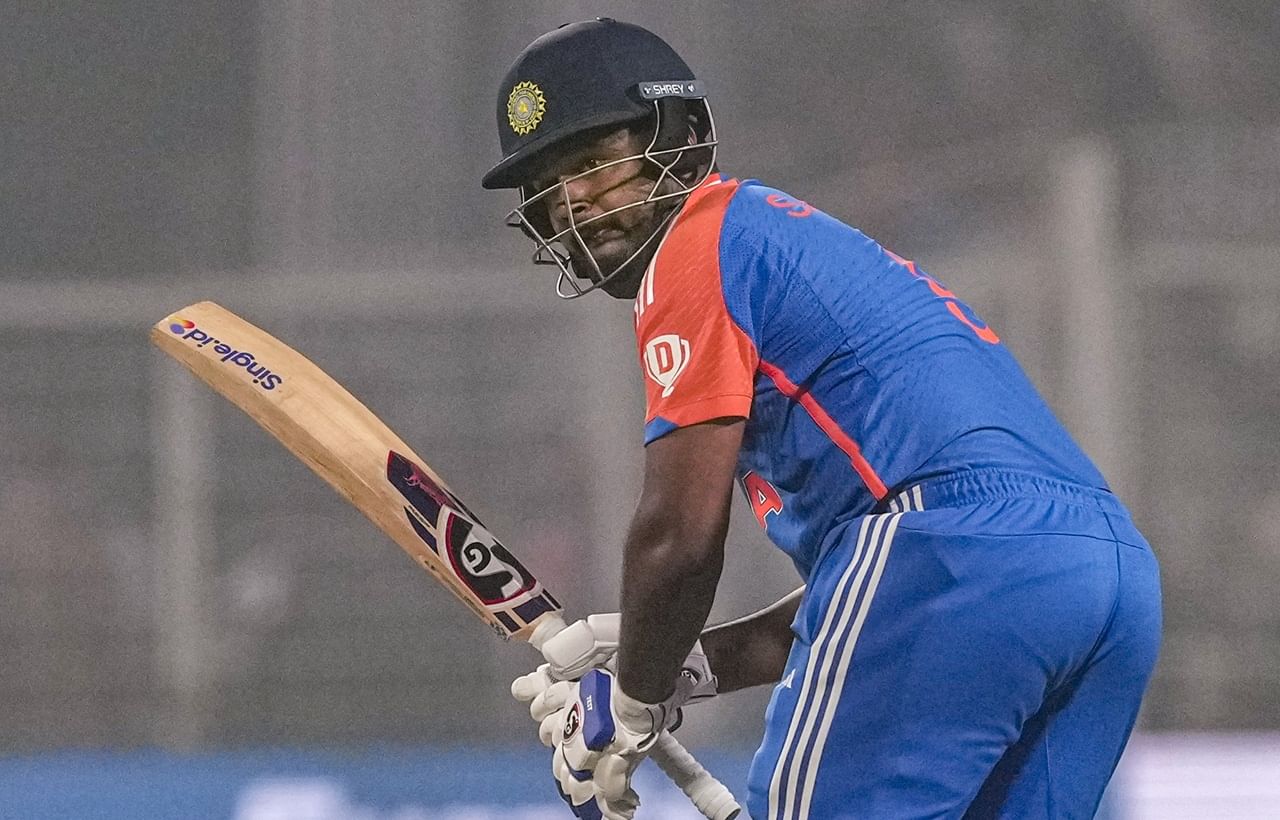 എന്നാല്‍ വിജയലക്ഷ്യത്തിന് തൊട്ടടുത്ത് നില്‍ക്കുമ്പോള്‍ അത്തരം കോമ്പിനേഷന്‍ നടപ്പാക്കേണ്ട കാര്യമില്ലെന്ന് ആരാധകര്‍ ചൂണ്ടിക്കാട്ടുന്നു. ദുര്‍ബലരായ ഒമാനെതിരെയാണ് അടുത്ത മത്സരം (Image Credits: PTI)