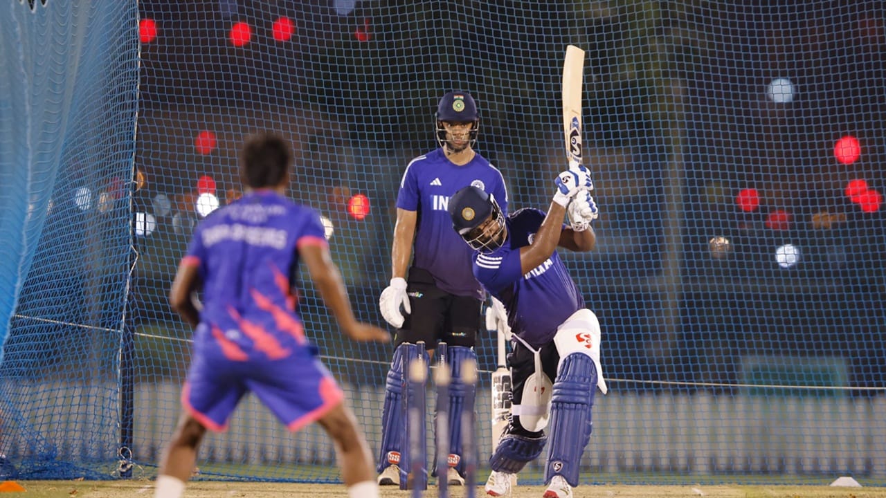  എന്നാല്‍ അഭിഷേക് അടക്കമുള്ള താരങ്ങളില്‍ നിന്നും മിസ് ഹിറ്റുകളുണ്ടായിരുന്നു. പവര്‍ പ്ലേയുടെ ആനുകൂല്യം അഭിഷേകിന് മുതലാക്കാനുമായി. മാത്രമല്ല, ഫൈസല്‍ ഷായടക്കമുള്ള മികച്ച ബൗളര്‍മാരെ അഭിഷേകിന് പവര്‍പ്ലേയില്‍ അത്ര നേരിടേണ്ടിയും വന്നില്ലെന്നതാണ് യാഥാര്‍ത്ഥ്യം. ശുഭ്മാന്‍ ഗില്ലും, ശിവം ദുബെയുമൊക്കെ അടിപതറിയ കളിയില്‍, സഞ്ജുവിന്റെ പ്രകടനത്തിന് തിളക്കം കുറഞ്ഞിട്ടില്ലെന്നാണ് ഒരു പക്ഷം  (Image Credits: facebook.com/IndianCricketTeam)