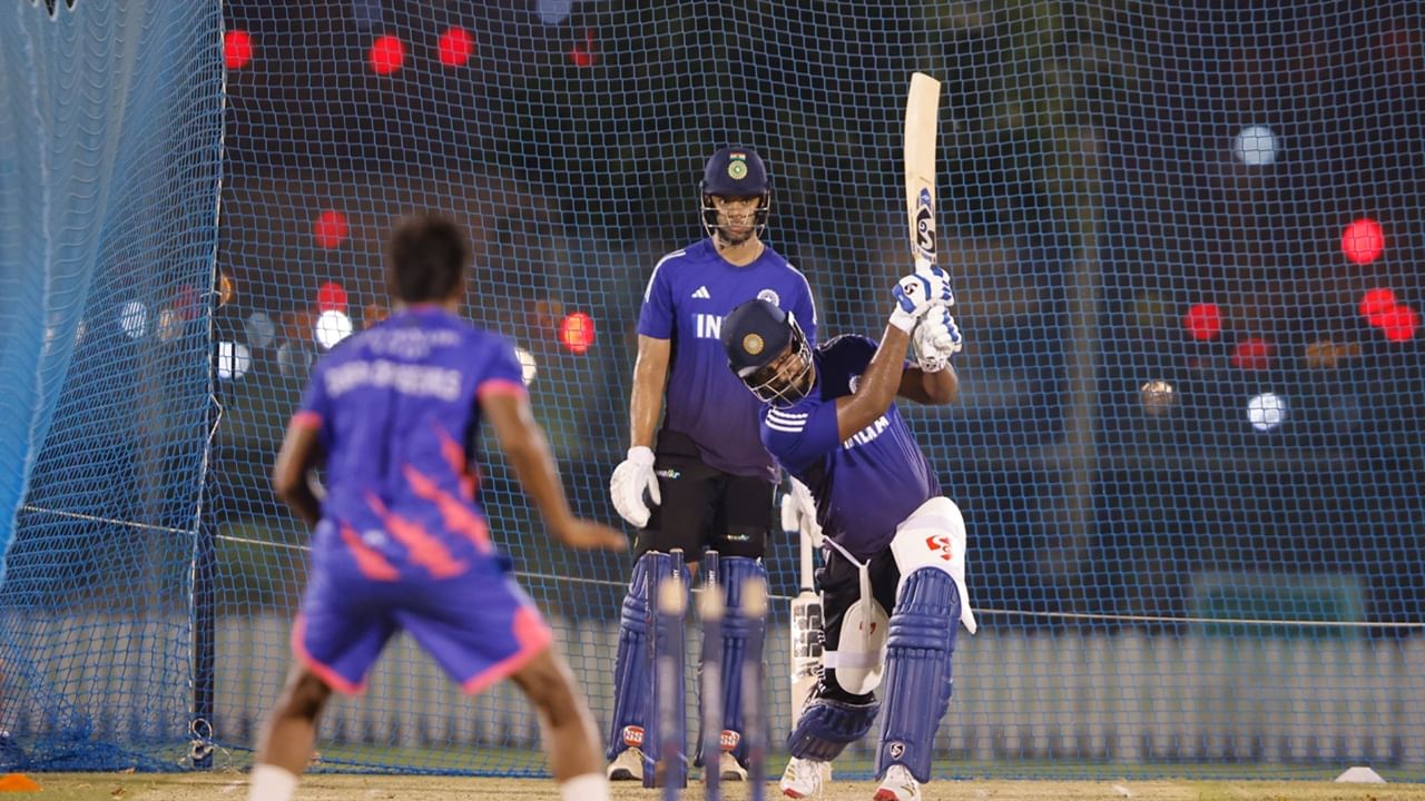 എന്നാല്‍ അഭിഷേക് അടക്കമുള്ള താരങ്ങളില്‍ നിന്നും മിസ് ഹിറ്റുകളുണ്ടായിരുന്നു. പവര്‍ പ്ലേയുടെ ആനുകൂല്യം അഭിഷേകിന് മുതലാക്കാനുമായി. മാത്രമല്ല, ഫൈസല്‍ ഷായടക്കമുള്ള മികച്ച ബൗളര്‍മാരെ അഭിഷേകിന് പവര്‍പ്ലേയില്‍ അത്ര നേരിടേണ്ടിയും വന്നില്ലെന്നതാണ് യാഥാര്‍ത്ഥ്യം. ശുഭ്മാന്‍ ഗില്ലും, ശിവം ദുബെയുമൊക്കെ അടിപതറിയ കളിയില്‍, സഞ്ജുവിന്റെ പ്രകടനത്തിന് തിളക്കം കുറഞ്ഞിട്ടില്ലെന്നാണ് ഒരു പക്ഷം  (Image Credits: facebook.com/IndianCricketTeam)