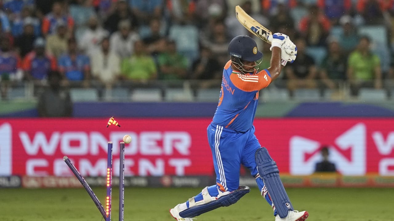 എന്നാല്‍ പാകിസ്ഥാനെതിരായ മത്സരത്തില്‍ 17 പന്തില്‍ 13 റണ്‍സെടുക്കാനെ സാധിച്ചുള്ളൂ. സ്‌ട്രൈക്ക് റേറ്റിലെ പിന്നോട്ട് വലിച്ചിലും, മിസ് ഹിറ്റുകളും സഞ്ജുവിനെ കഴിഞ്ഞ മത്സരങ്ങളില്‍ വലച്ചു. ഇതോടെ, സഞ്ജുവിന് ഇന്ന് അവസരം ലഭിക്കുമോയെന്നതിലും ആരാധകര്‍ക്ക് ആശങ്കയുണ്ട് (Image Credits: PTI)