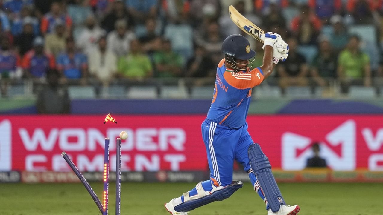 എന്നാല്‍ പാകിസ്ഥാനെതിരായ മത്സരത്തില്‍ 17 പന്തില്‍ 13 റണ്‍സെടുക്കാനെ സാധിച്ചുള്ളൂ. സ്‌ട്രൈക്ക് റേറ്റിലെ പിന്നോട്ട് വലിച്ചിലും, മിസ് ഹിറ്റുകളും സഞ്ജുവിനെ കഴിഞ്ഞ മത്സരങ്ങളില്‍ വലച്ചു. ഇതോടെ, സഞ്ജുവിന് ഇന്ന് അവസരം ലഭിക്കുമോയെന്നതിലും ആരാധകര്‍ക്ക് ആശങ്കയുണ്ട് (Image Credits: PTI)