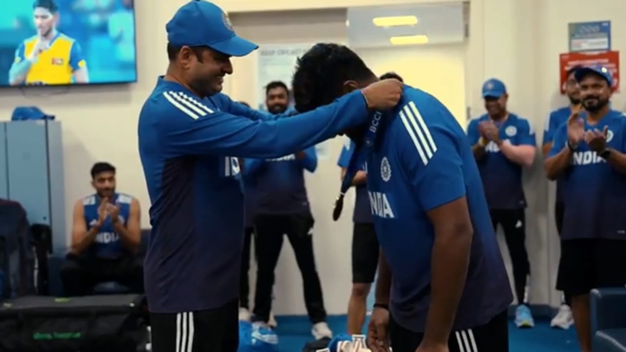 തുടര്‍ന്ന് സഞ്ജുവിന്റെ കഴുത്തില്‍ യോഗേഷ് മെഡലണിയിച്ചു. ടീമംഗങ്ങള്‍ കരഘോഷത്തോടെ സഞ്ജുവിനെ സ്വീകരിച്ചു. ഇതിന്റെ ദൃശ്യങ്ങള്‍ ബിസിസിഐ പങ്കുവച്ചിട്ടുണ്ട്  (Image Credits: bcci.tv)