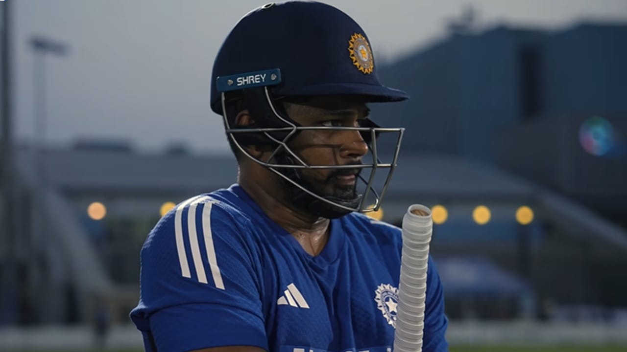 ഗില്ലിന് വിശ്രമം അനുവദിച്ചാല്‍ സഞ്ജു സാംസണ്‍ അഭിഷേകിനൊപ്പം ഓപ്പണറാകും. ഗില്‍ ഓപ്പണറാകുന്നതിന് മുമ്പ് ടി20യില്‍ സഞ്ജുവും അഭിഷേകുമായിരുന്നു ഓപ്പണര്‍മാര്‍. ഓപ്പണറെന്ന നിലയില്‍ മികച്ച പ്രകടനം പുറത്തെടുത്തിട്ടുള്ള താരമാണ് സഞ്ജു. ഗില്‍ ഇന്നും കളിച്ചാല്‍ ചിലപ്പോള്‍ സഞ്ജു പ്ലേയിങ് ഇലവനില്‍ നിന്ന് പുറത്താകാനും സാധ്യതയുണ്ട്. അവസരം കാത്തിരിക്കുന്ന ജിതേഷ് ശര്‍മയെ ചിലപ്പോള്‍ സഞ്ജുവിന് പകരം ഇന്ന് കളിപ്പിച്ചേക്കാം (Image Credits: facebook.com/IndianCricketTeam)