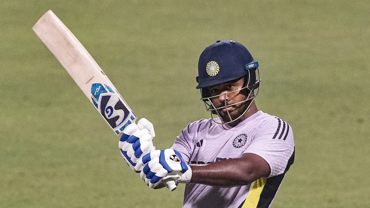 ഇതോടെ, അഞ്ചാം നമ്പറിലുള്ള സഞ്ജുവിന് ബാറ്റിങ് അവസരം ലഭിച്ചില്ല. പാകിസ്ഥാനെതിരായ മത്സരത്തില്‍ 130 റണ്‍സ് മാത്രമായിരുന്നു ഇന്ത്യയുടെ വിജയലക്ഷ്യം. 15.5 ഓവറില്‍ ഇന്ത്യ മൂന്ന് വിക്കറ്റ് മാത്രം നഷ്ടപ്പെടുത്തി വിജയിച്ചു. ഈ മത്സരത്തിലും സഞ്ജുവിന് ബാറ്റ് ചെയ്യാന്‍ അവസരം ലഭിച്ചില്ല (Image Credits: PTI)