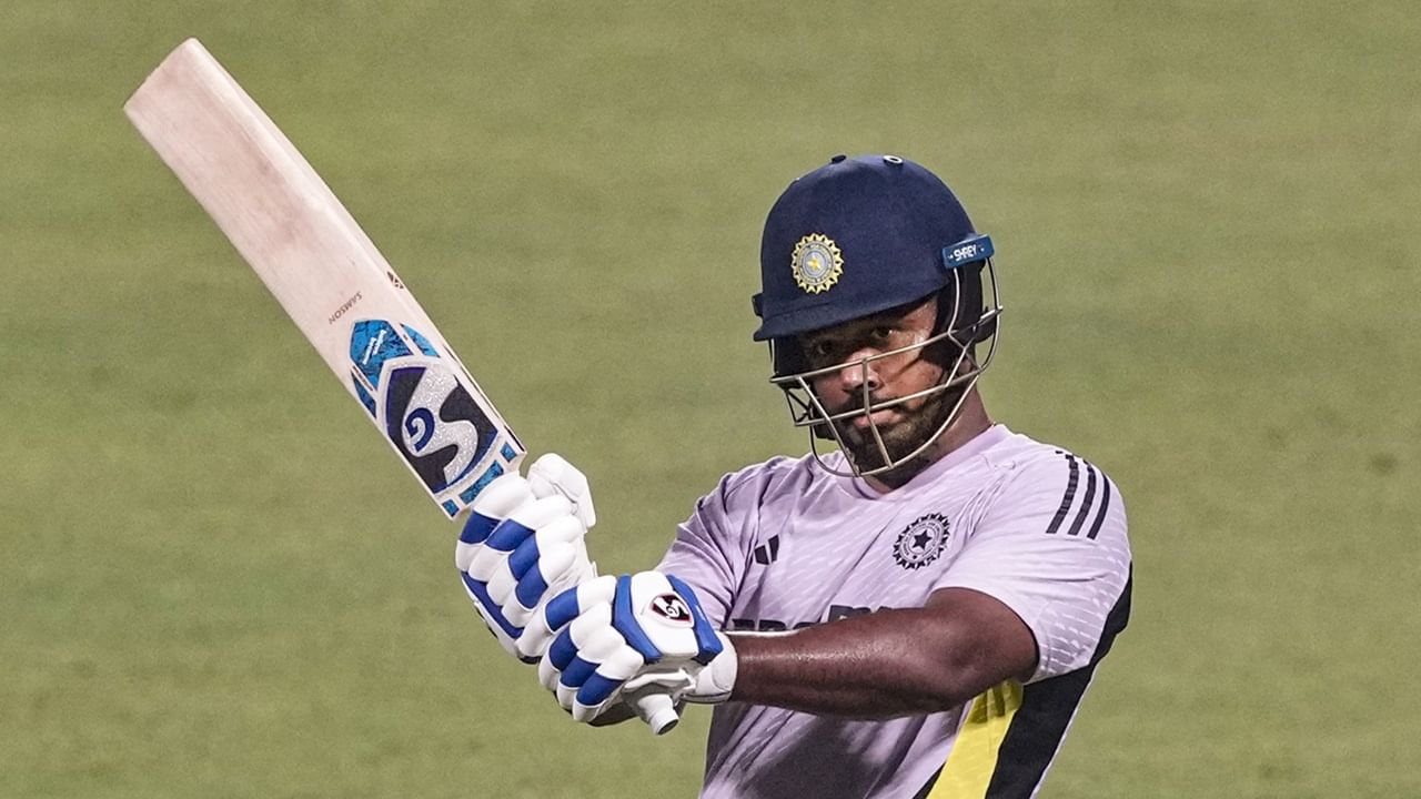 ഇതോടെ, അഞ്ചാം നമ്പറിലുള്ള സഞ്ജുവിന് ബാറ്റിങ് അവസരം ലഭിച്ചില്ല. പാകിസ്ഥാനെതിരായ മത്സരത്തില്‍ 130 റണ്‍സ് മാത്രമായിരുന്നു ഇന്ത്യയുടെ വിജയലക്ഷ്യം. 15.5 ഓവറില്‍ ഇന്ത്യ മൂന്ന് വിക്കറ്റ് മാത്രം നഷ്ടപ്പെടുത്തി വിജയിച്ചു. ഈ മത്സരത്തിലും സഞ്ജുവിന് ബാറ്റ് ചെയ്യാന്‍ അവസരം ലഭിച്ചില്ല (Image Credits: PTI)