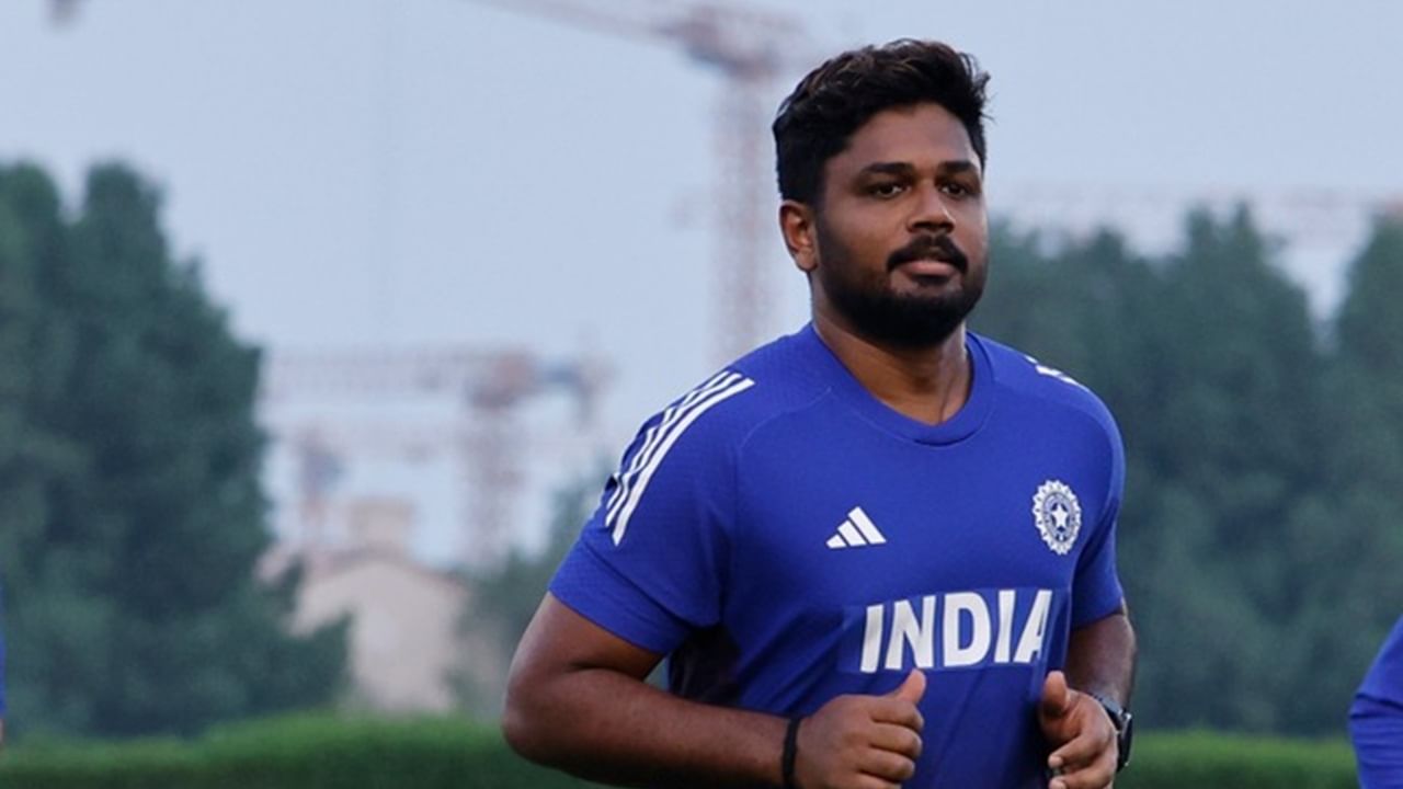 എന്നാല്‍ അസോസിയേറ്റ് ടീമുകള്‍ക്കെതിരെ കളിക്കുമ്പോള്‍ ഇത് സംഭവിക്കാമെന്നും അദ്ദേഹം പറഞ്ഞു. കാണുമ്പോള്‍ എളുപ്പമാണെന്ന് തോന്നും. പക്ഷേ, പരിചിതമല്ലാത്ത ബൗളര്‍മാരെ നേരിടുമ്പോള്‍ ഇത് സംഭവിക്കും. പേസിന്റെ അഭാവം ബാറ്റര്‍മാരെ പിന്നോട്ട് വലിക്കുമെന്ന യാഥാര്‍ത്ഥ്യവും വസീം ജാഫര്‍ വിശദീകരിച്ചു. സഞ്ജുവിനെ അഞ്ചോ, ആറോ നമ്പറില്‍ കാണാനാണ് താല്‍പര്യമെന്നും അദ്ദേഹം വ്യക്തമാക്കി. ഈ ഏഷ്യാ കപ്പില്‍ ഇതാദ്യമായാണ് ഒരു ഇന്ത്യന്‍ താരം അര്‍ധ സെഞ്ചുറി നേടുന്നത്. ഈ നേട്ടം സഞ്ജു സ്വന്തമാക്കി  (Image Credits: facebook.com/IndianCricketTeam)