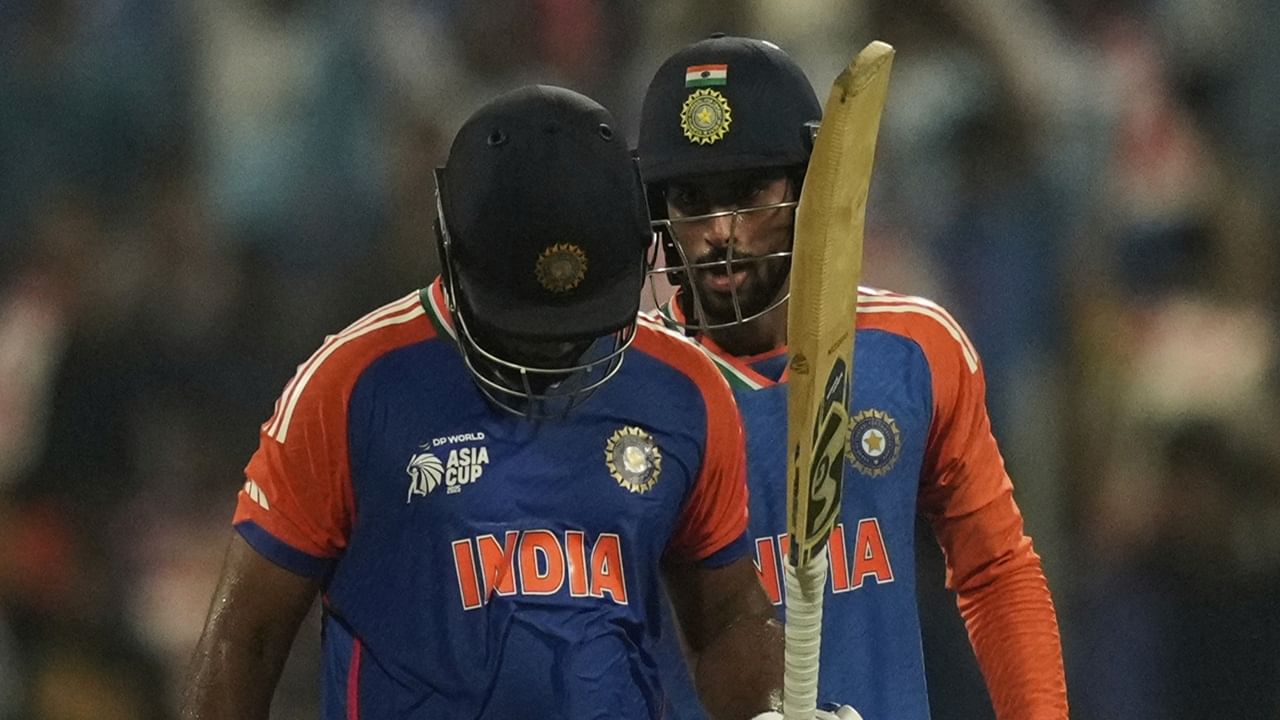 അഞ്ചാം നമ്പറില്‍ സഞ്ജു പ്രയാസപ്പെടുന്നുണ്ടെന്ന് ടീമിന്റെ സഹപരിശീലകന്‍ റയാന്‍ ടെന്‍ ഡോഷെറ്റും പറഞ്ഞു. അദ്ദേഹത്തിന് രണ്ട് അവസരങ്ങള്‍ ലഭിച്ചു. ആ റോളില്‍ എങ്ങനെ ചെയ്യണമെന്ന് സഞ്ജു ഇപ്പോഴും ആലോചിക്കുകയാണെന്ന് തോന്നുന്നുവെന്നും അദ്ദേഹം പറഞ്ഞു (Image Credits: PTI)